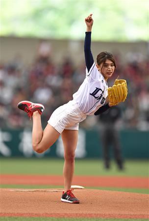野球女子タレント坪井ミサトが始球式 ９７キロで記録更新ならず サンスポ