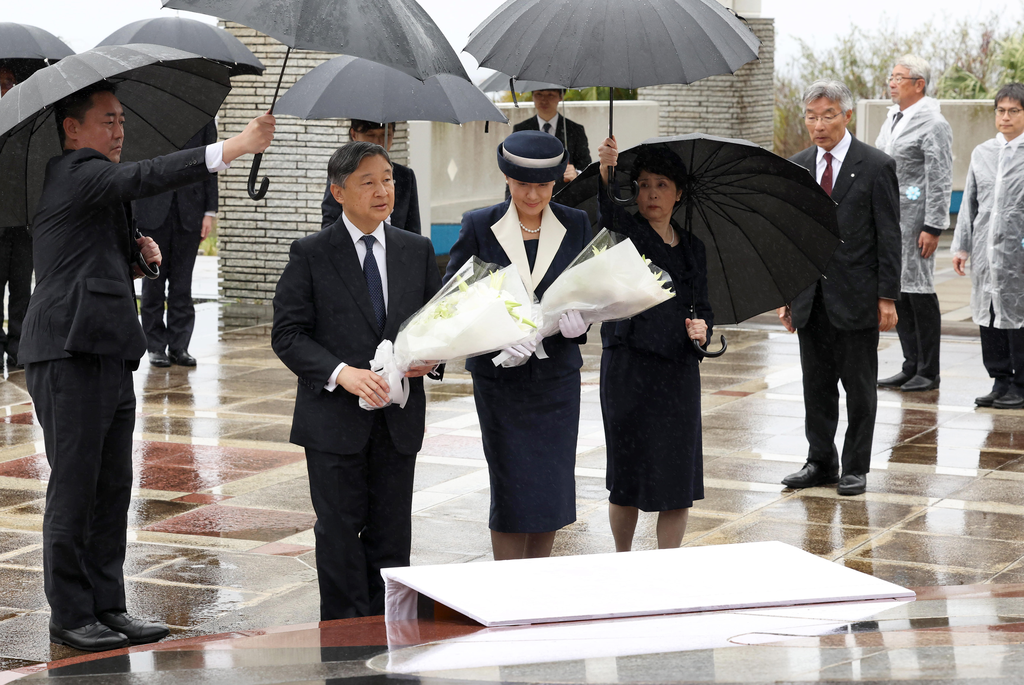 天皇、皇后両陛下、硫黄島で戦没者ご慰霊 悠仁さま、筑波大入学式ご