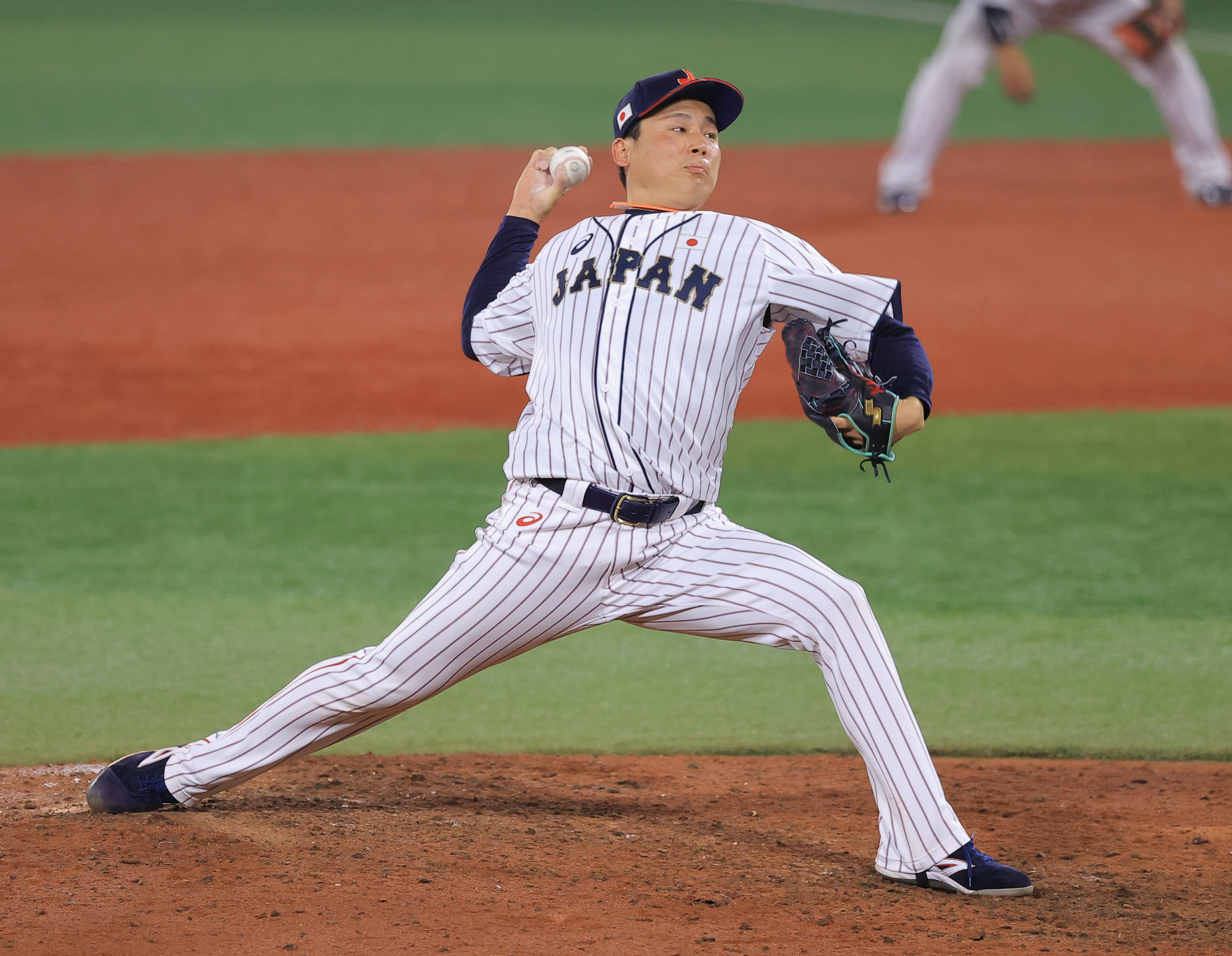 野球日本代表　侍ジャパン　背番号刻印入り記念グラス　20栗林良吏 侍ジャパン、栗林良吏＆鈴木誠也のユニホームが並んでベンチに