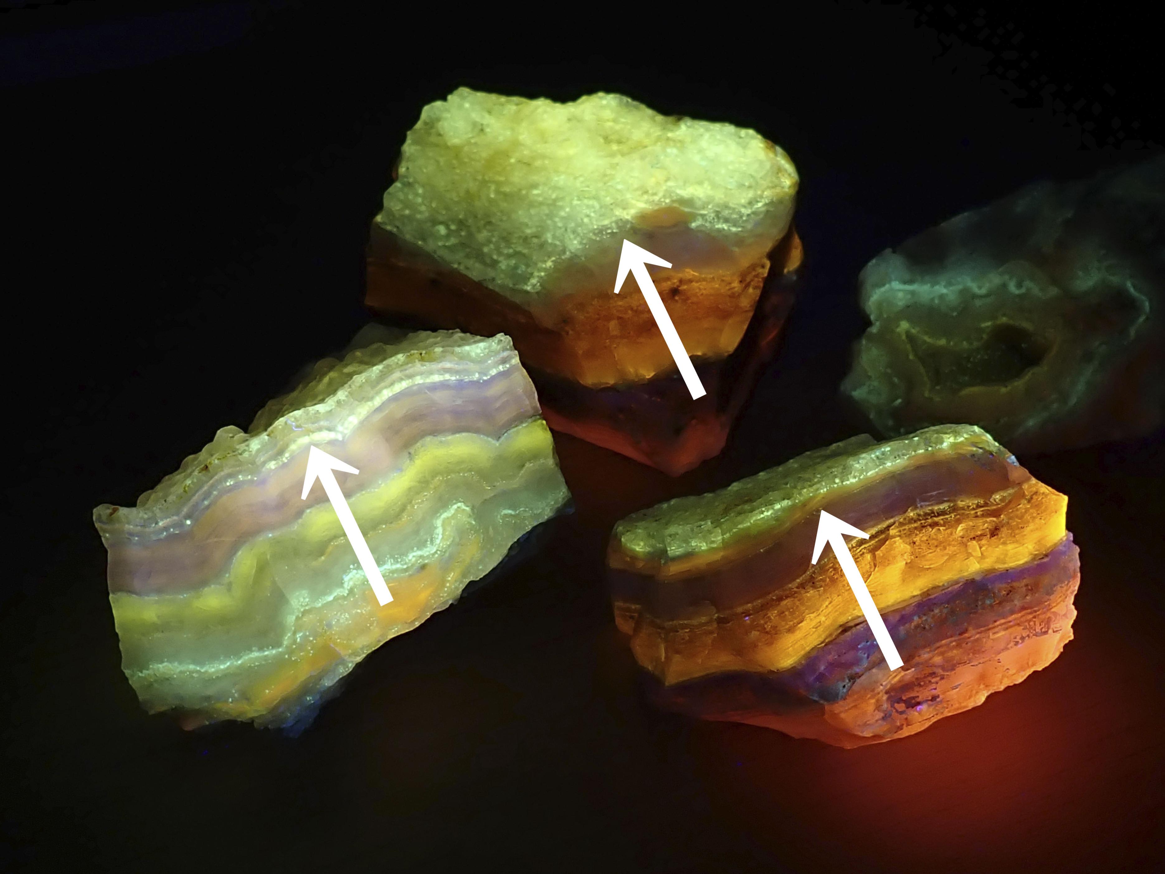 新鉱物「北海道石」発見 紫外線で黄緑の蛍光 - 産経ニュース