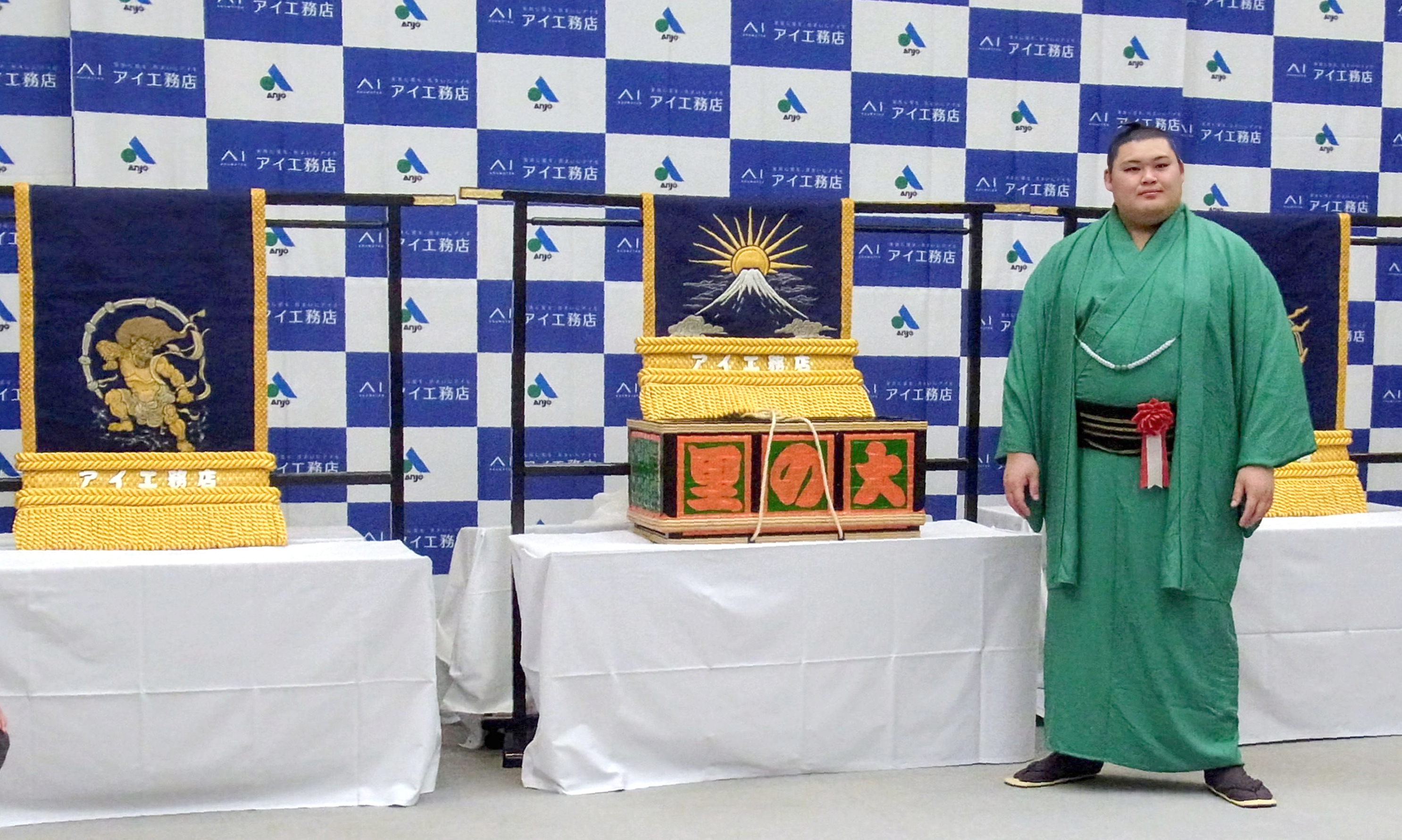 大の里に三つぞろい化粧まわし デザインは富士山と風神雷神「本当に