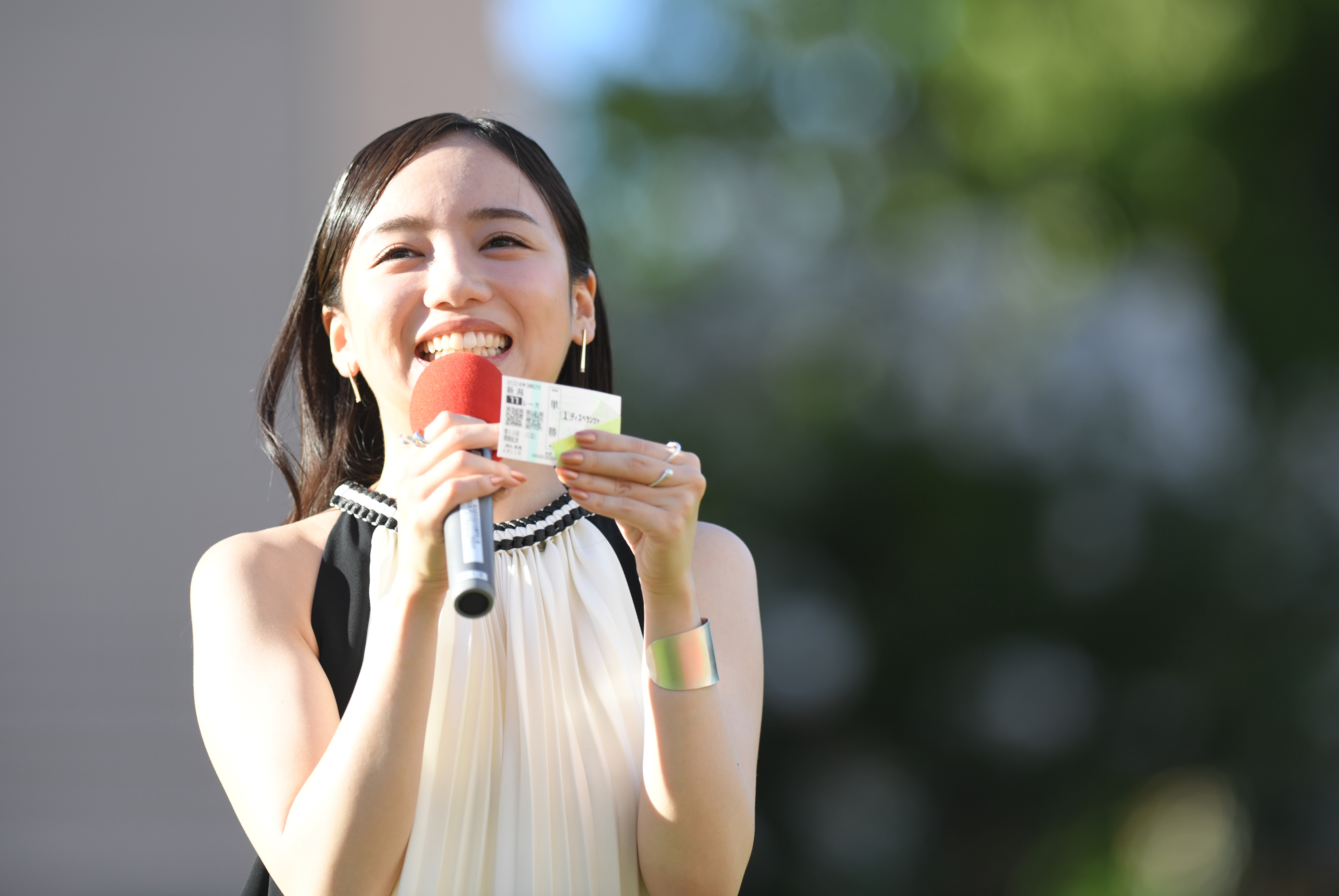 関屋記念】表彰式プレゼンターの齊藤京子 「忘れられない夏の思い出に