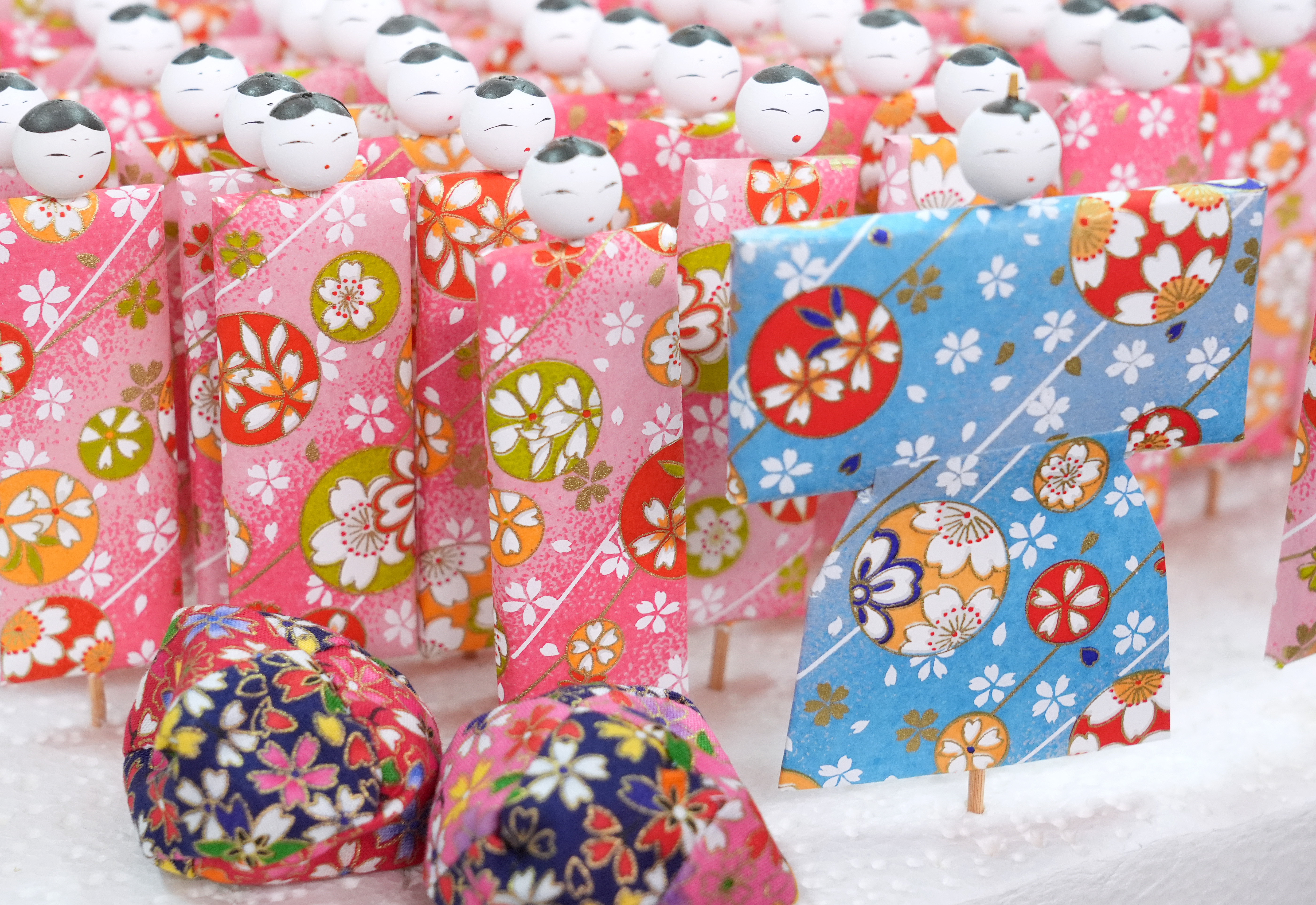 小さな竹筒に華やかな京友禅和紙の夫婦びな 桃の節句に優しい表情の