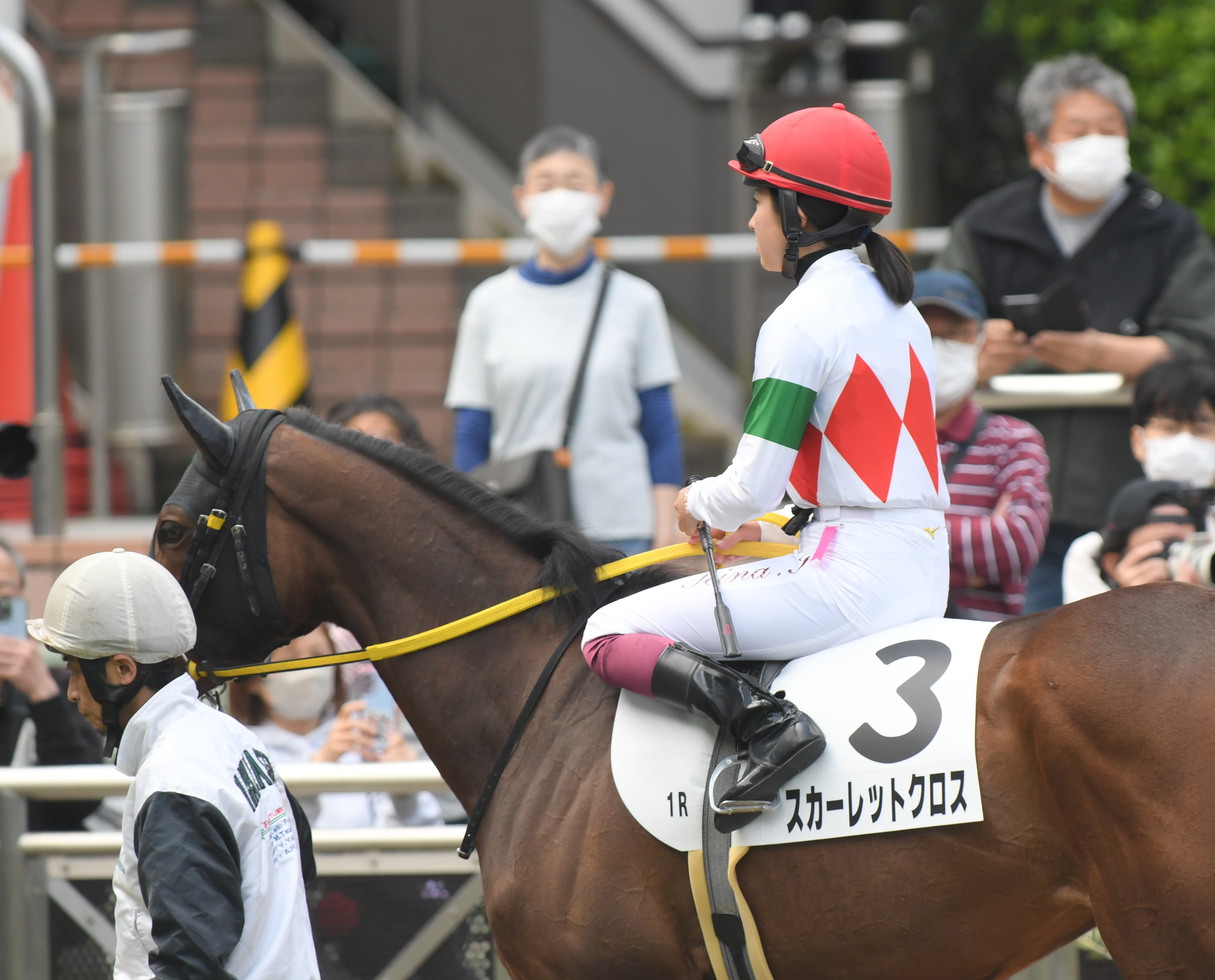 中山競馬場で有志騎手が藤岡康太さんの追悼リボンを着用 同期の丸田