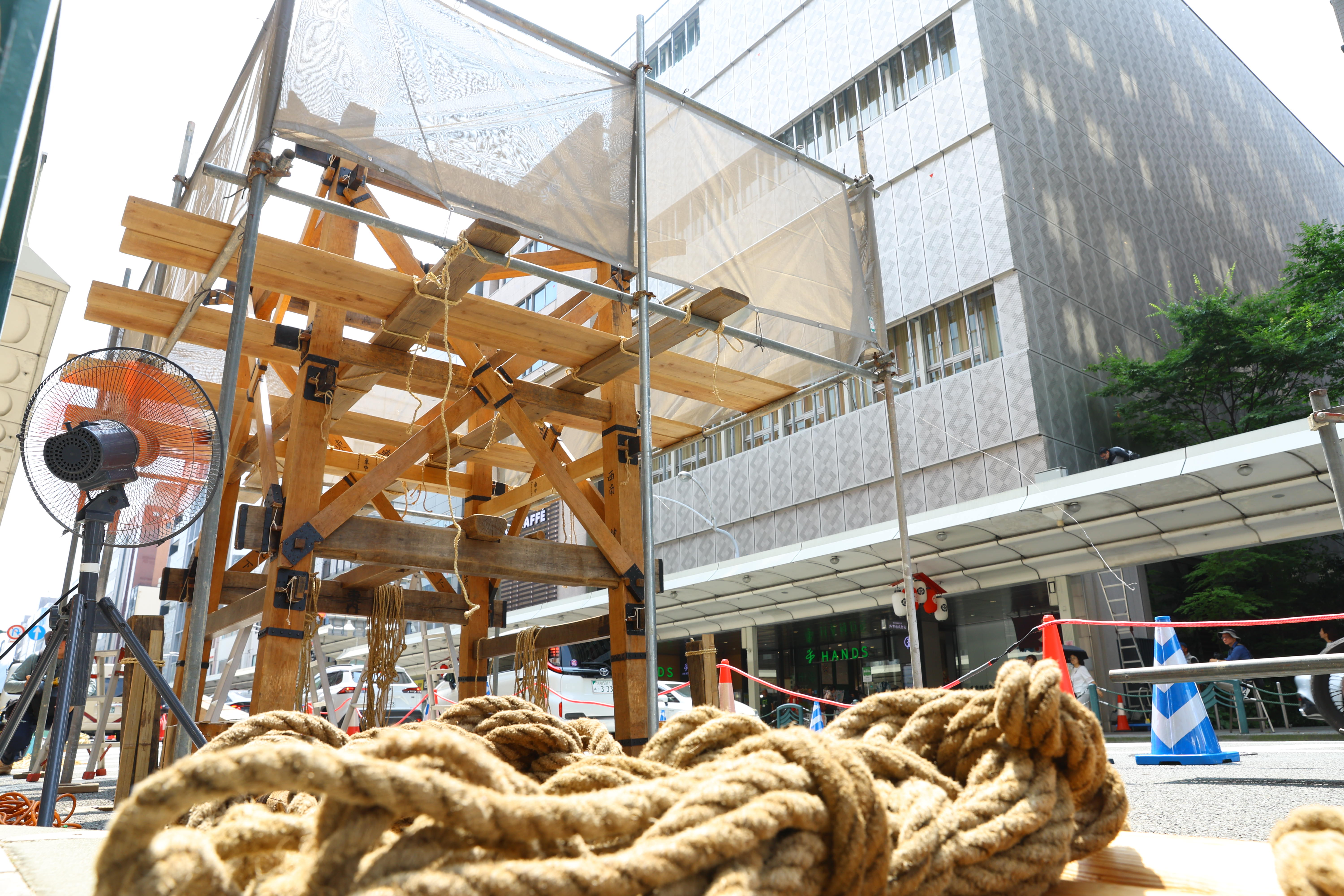 祇園祭・長刀鉾の「鉾建て」、1日前倒しで始まる 酷暑・安全対策で