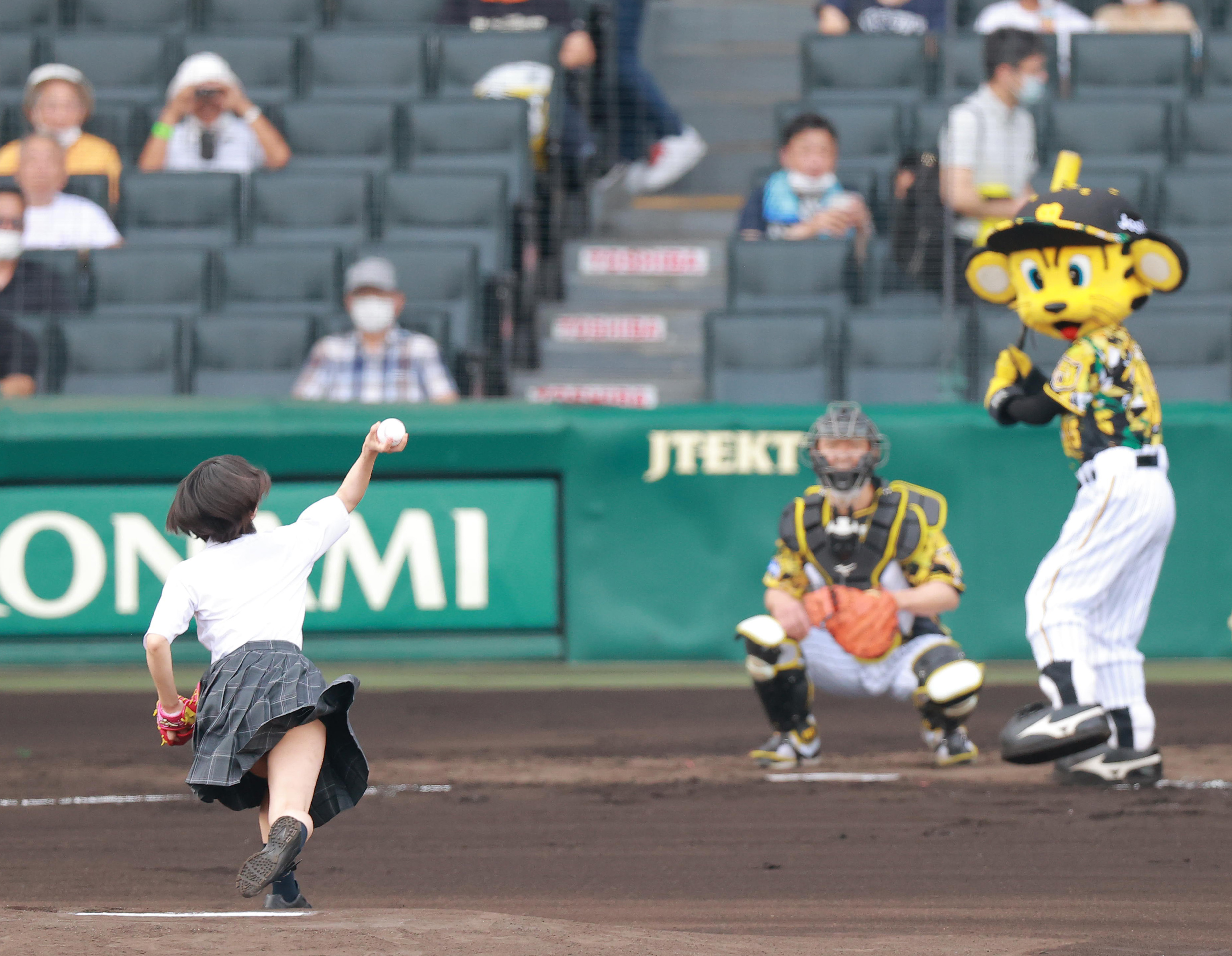 女優の池田朱那が甲子園のファーストピッチセレモニーでノーバウンド投球 マウンドで足が震えちゃった サンスポ