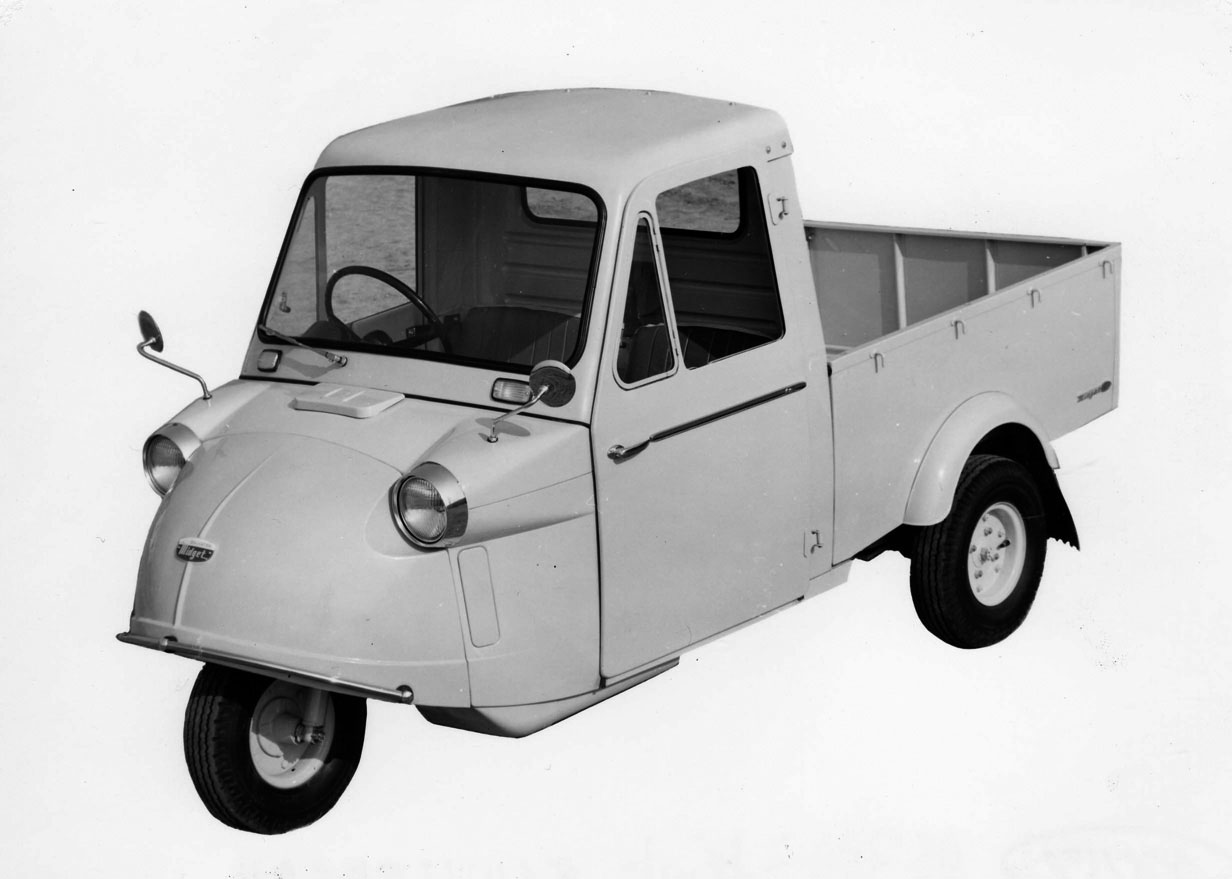 昭和の三輪自動車「ミゼット」が四輪EVで復活 3人乗り試作車「自転車の 