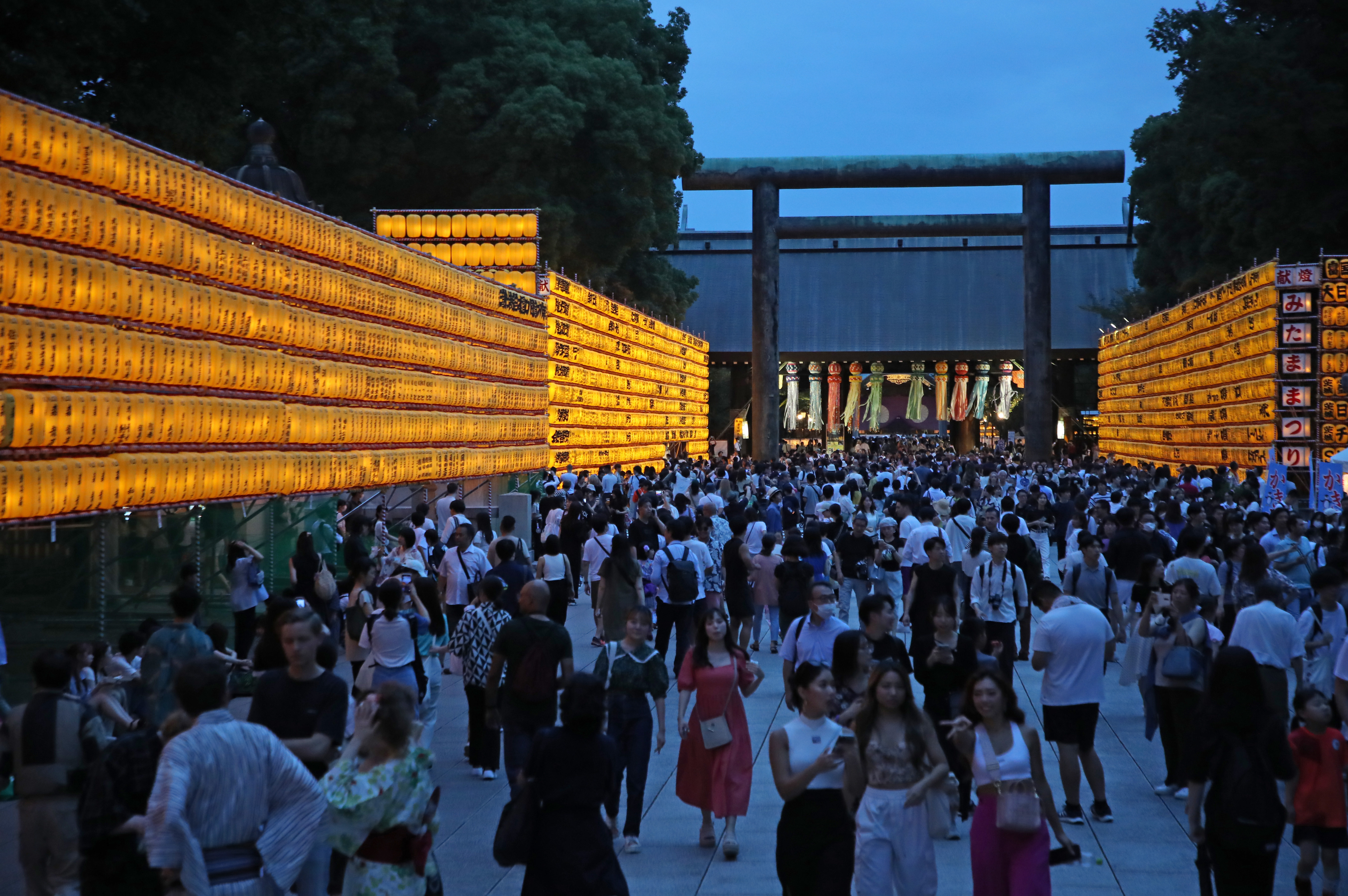 超特大　提灯　神社　祭り 動画】【フォト】平和祈り、夜空に浮かぶ3万の提灯 東京・靖国神社