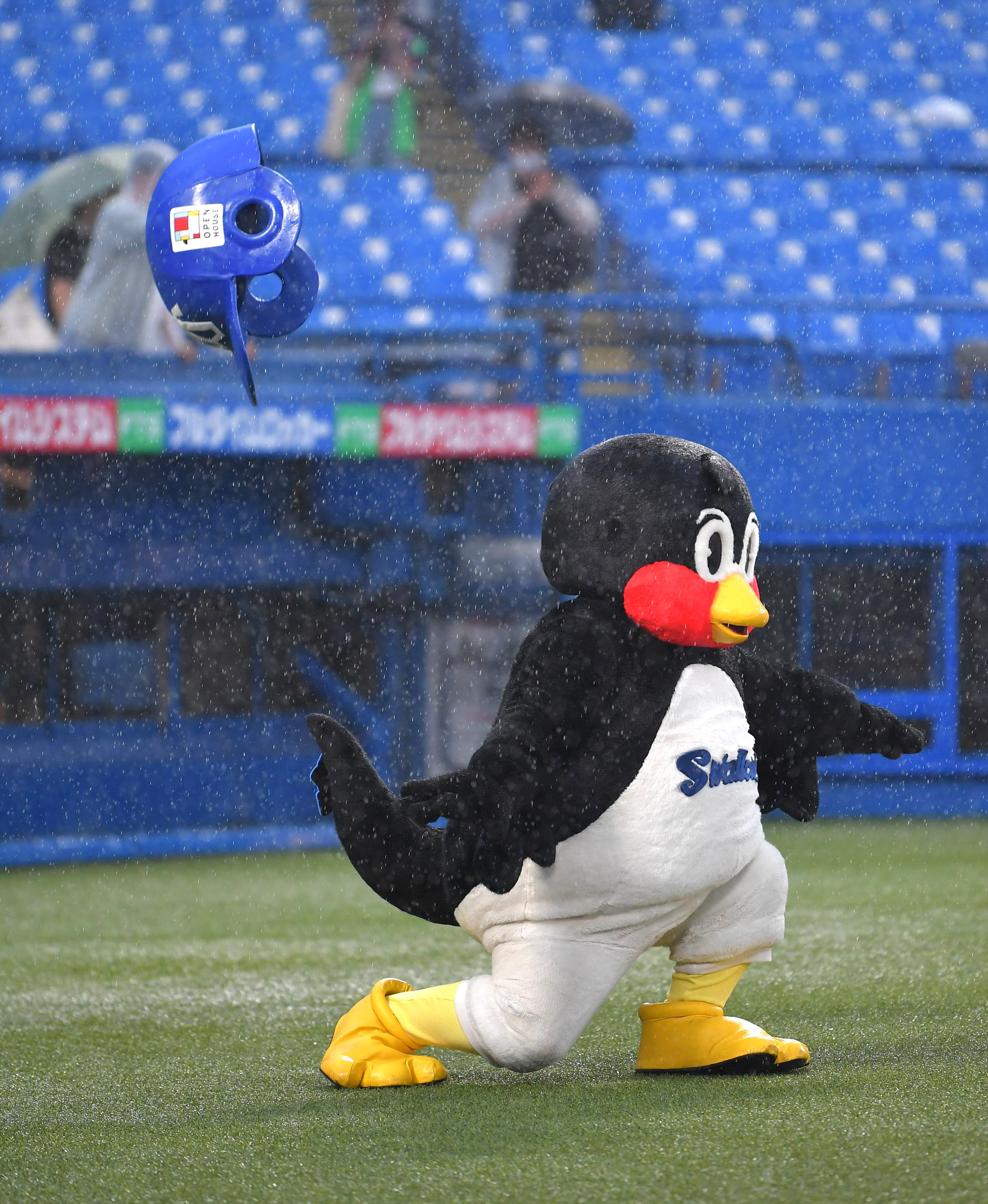 つば九郎「雨のバカ―」 主催通算2000試合出場はお預け - サンスポ