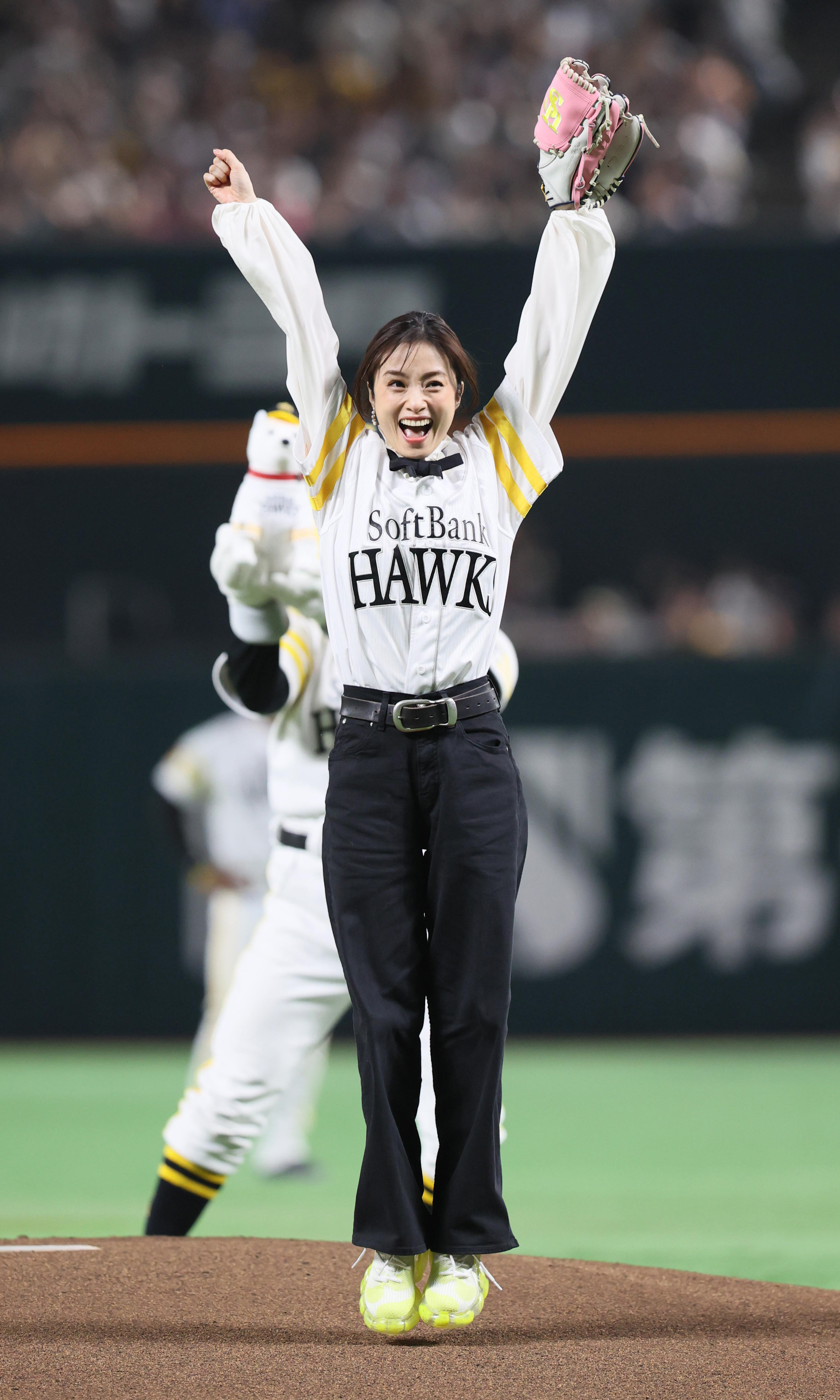 上戸彩　サインボール　始球式 上戸彩がワンバン始球式「練習した中で一番いい球が投げられた」 開幕