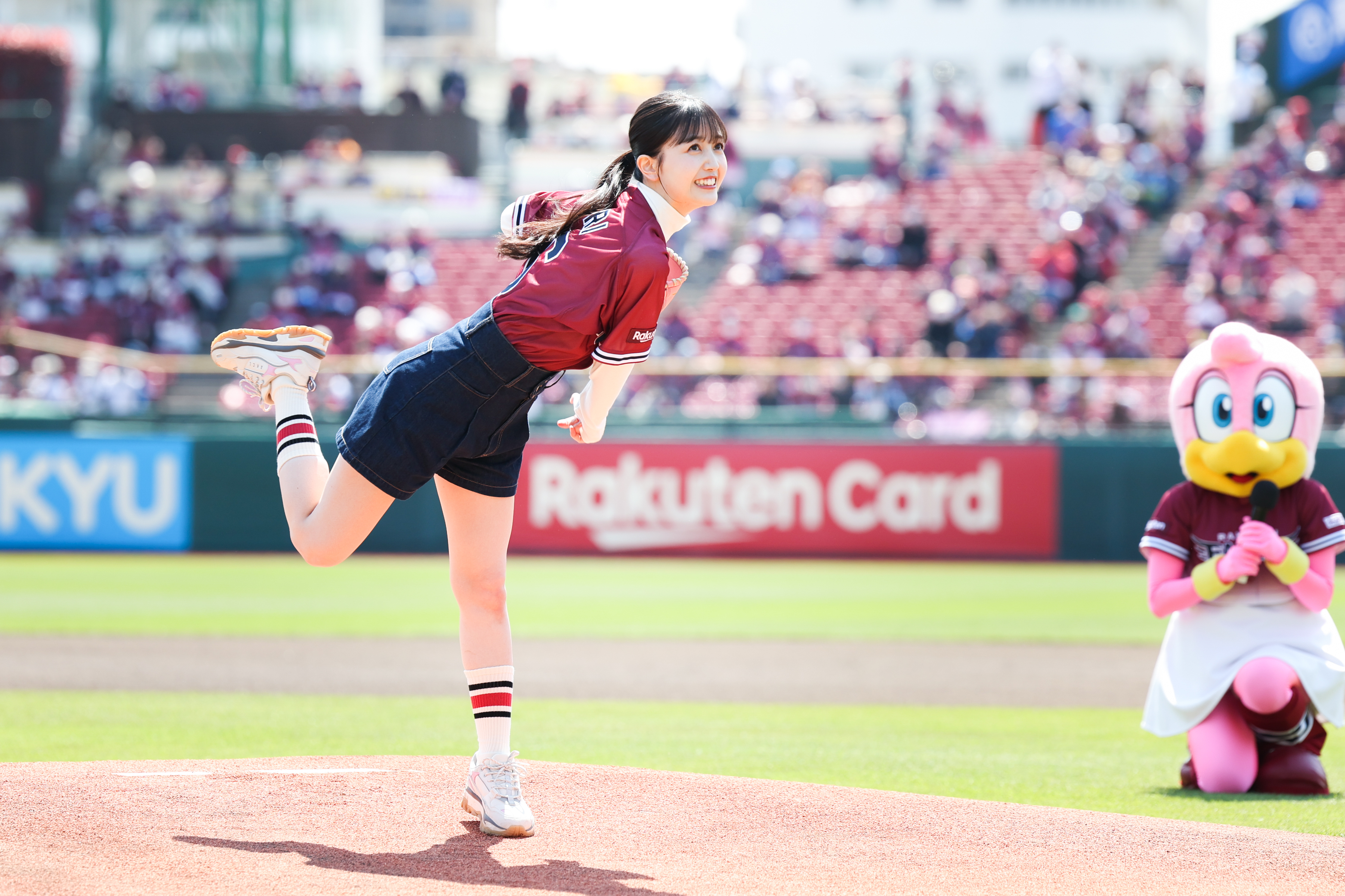 画像】乃木坂46・久保史緒里がセレモニアルピッチ ワンバン投球には