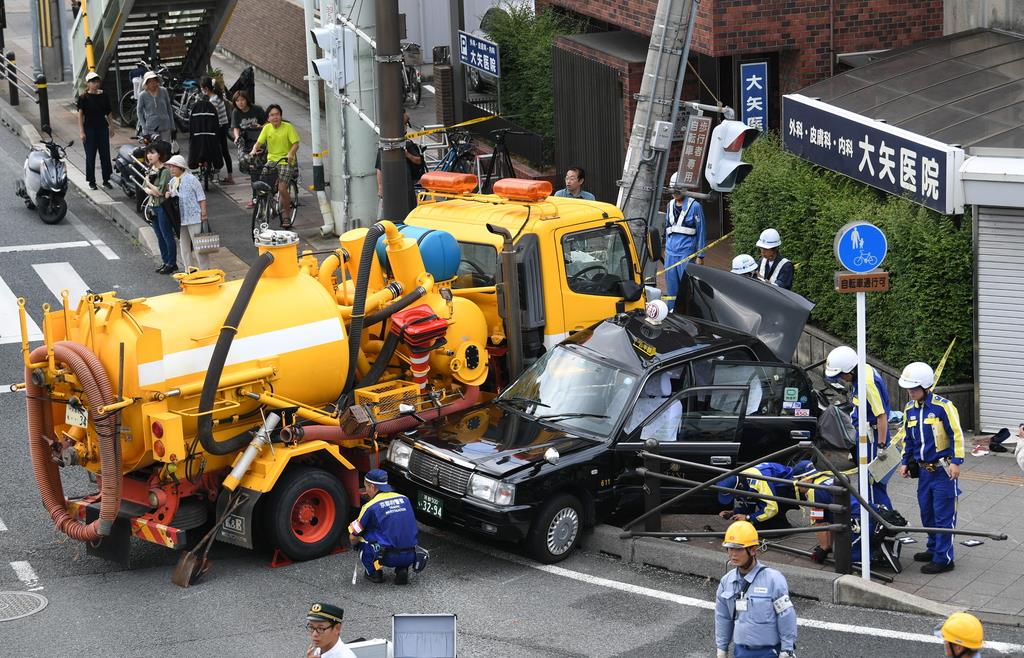 京都でタクシーと作業車 自転車などが絡む交通事故 7人けが 産経ニュース 京都でタクシーと作業車 自転車などが絡む交通事故 7人けが 産経ニュース