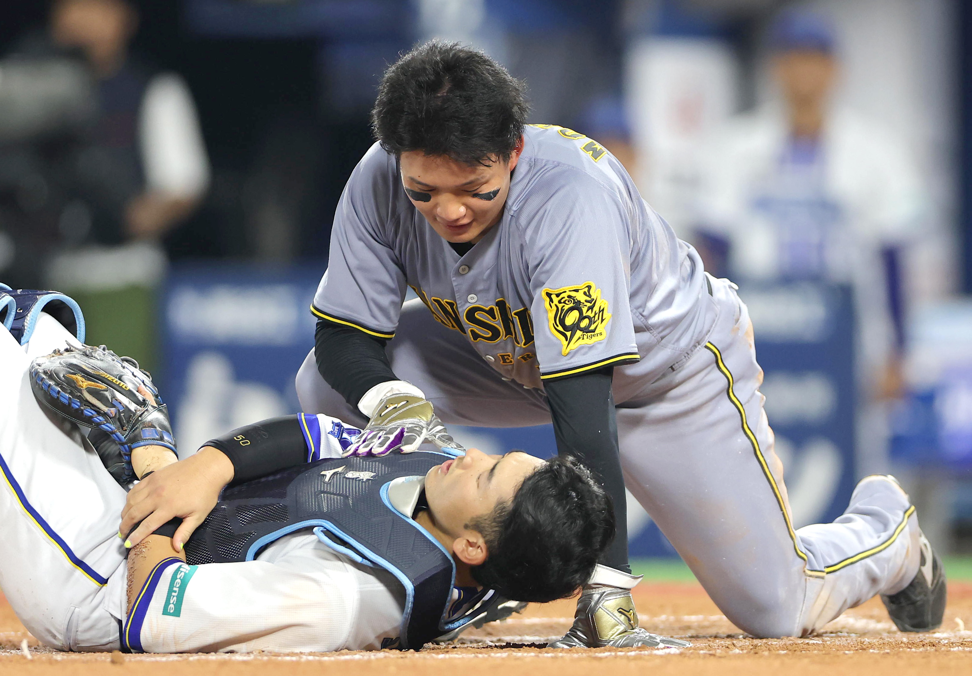 DeNA・山本祐大、六回に途中交代 クロスプレーで左手を負傷か - サンスポ