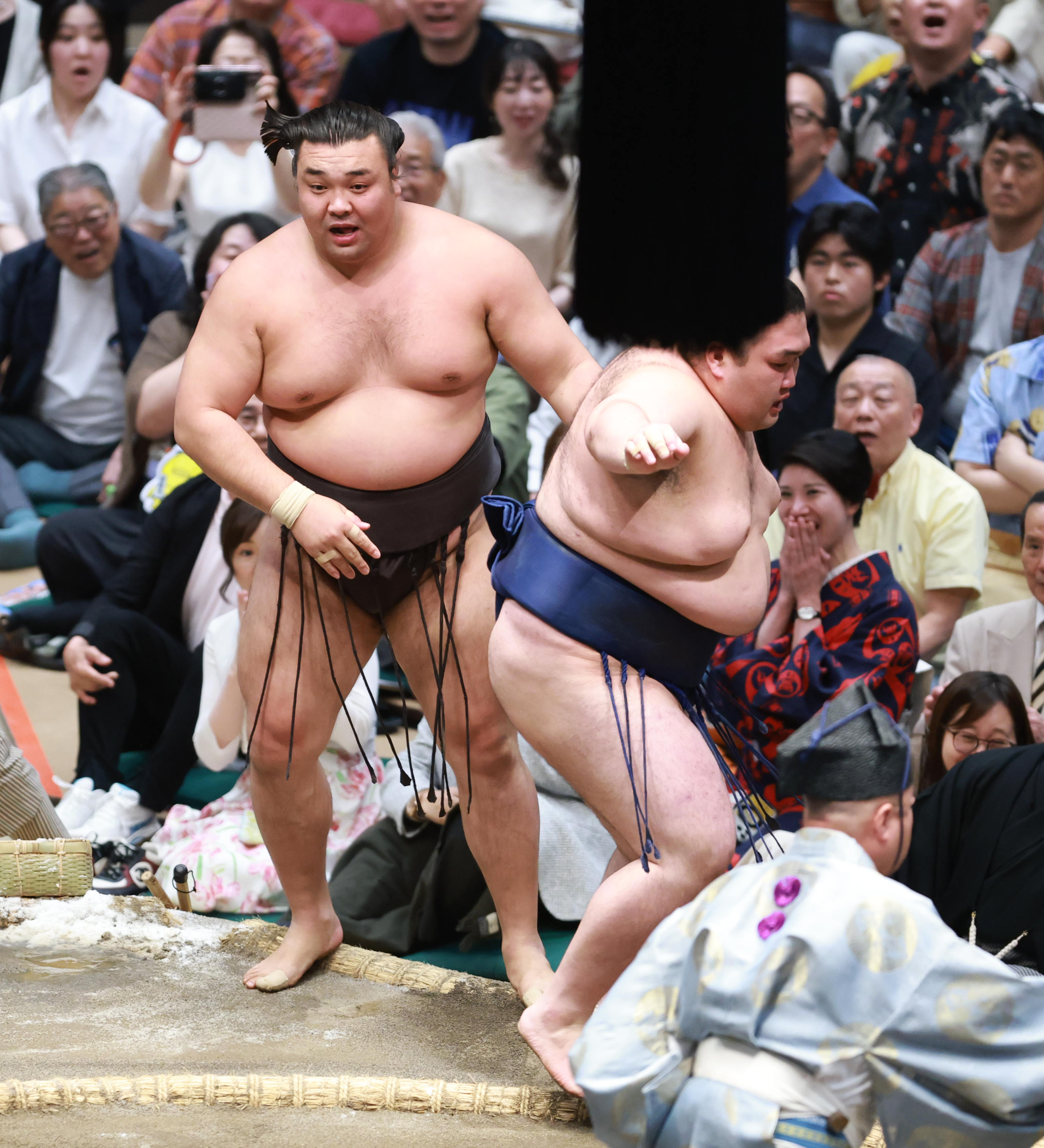 大関復帰の霧島が豪ノ山に押し出され初黒星、八角理事長「強引だった 