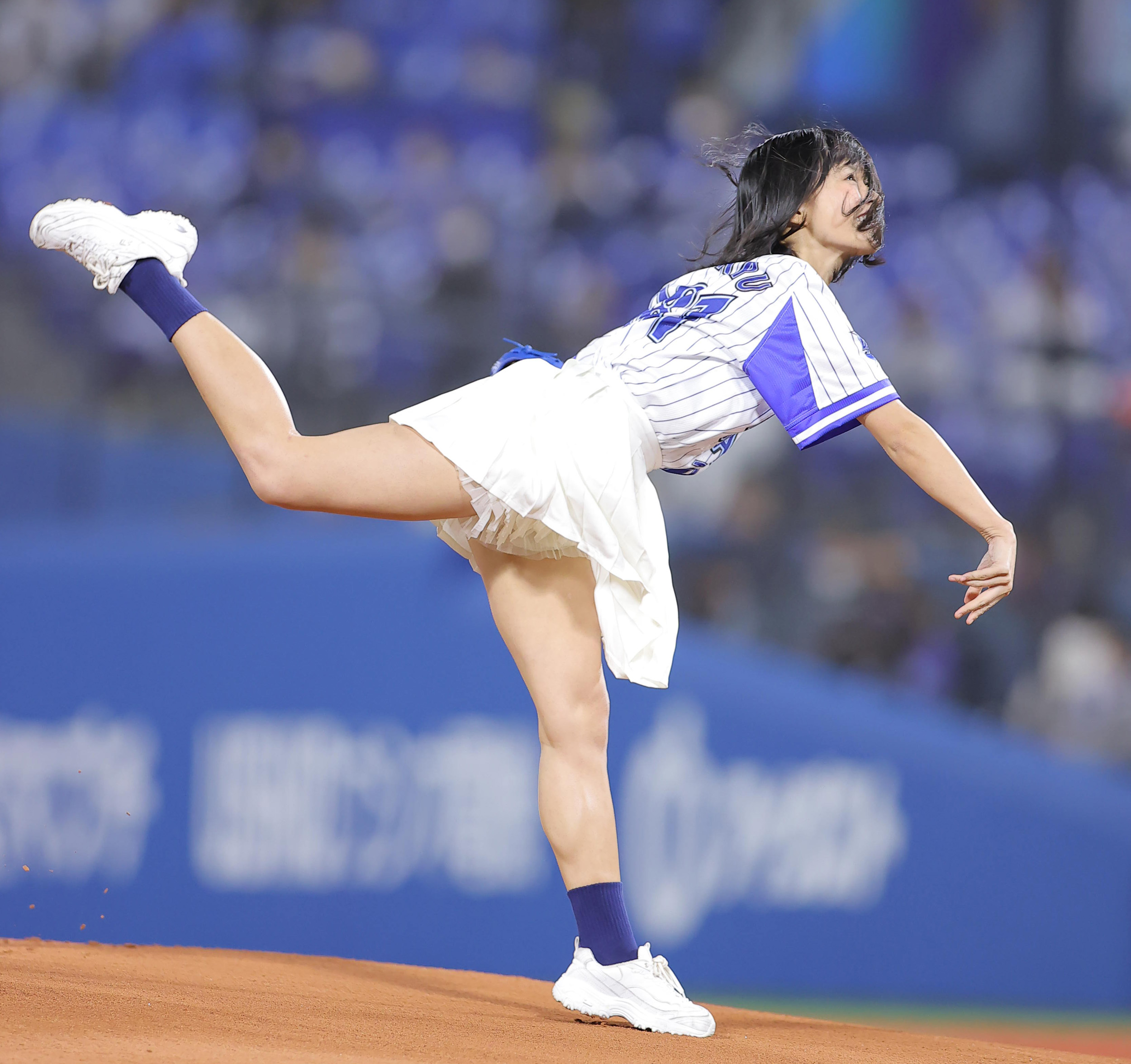 女優・百川晴香、DeNA―巨人でミニスカ始球式 目標ノーバンならずも