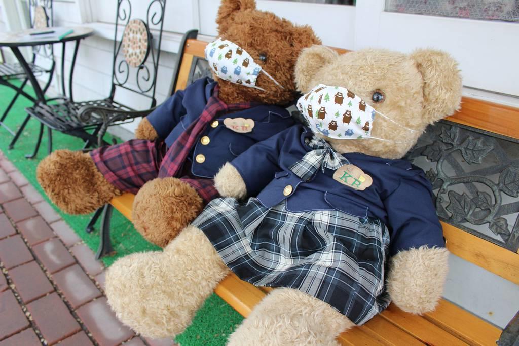 制服を着たテディベアで思い出を今に 長野県軽井沢町の紳士服店（1/2