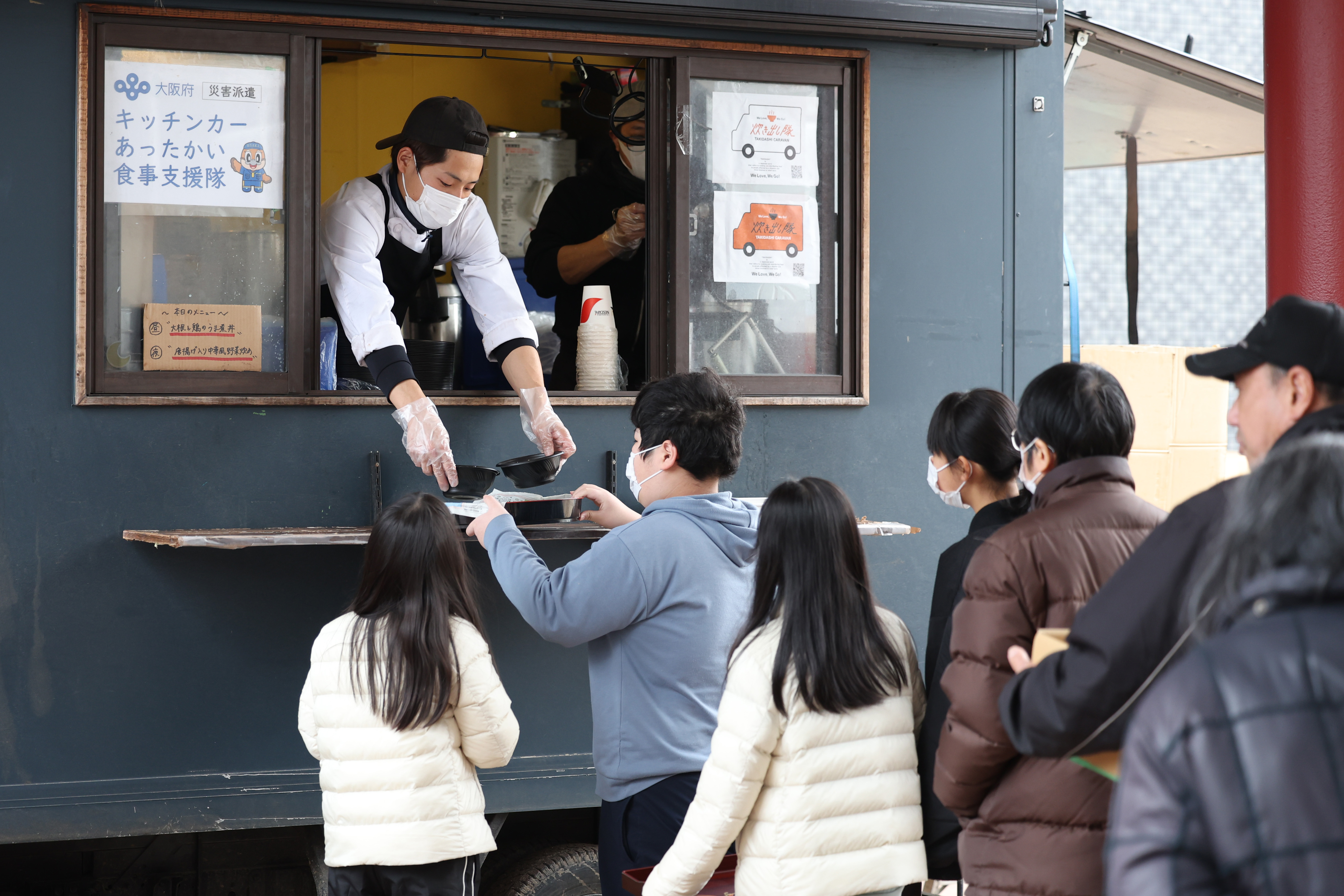 ほかほか食事に被災者「温かさ伝わる」 避難所に大阪府派遣キッチン