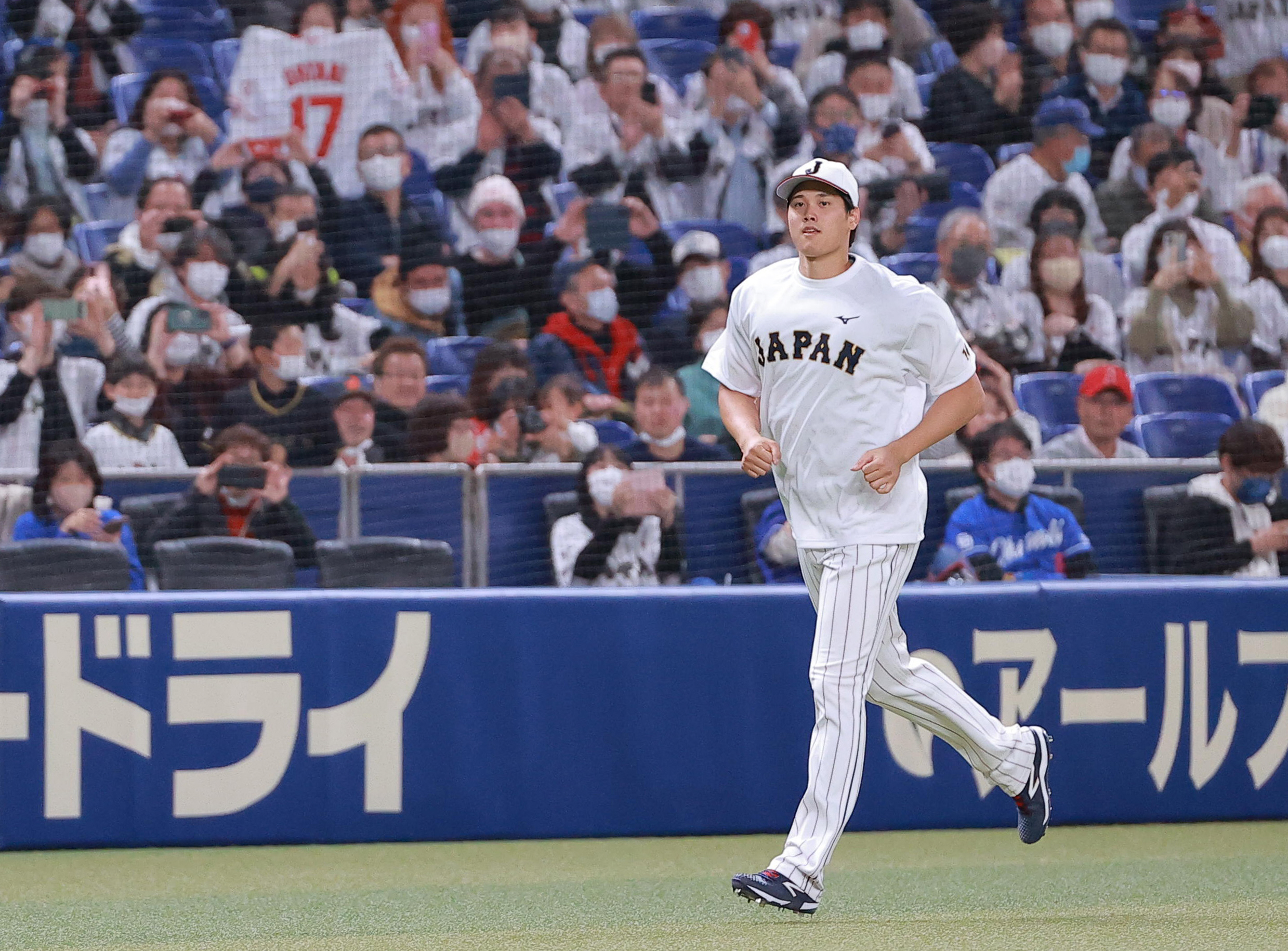 大谷が侍ジャパンで初練習 リラックスした表情で投手陣と談笑 - 産経