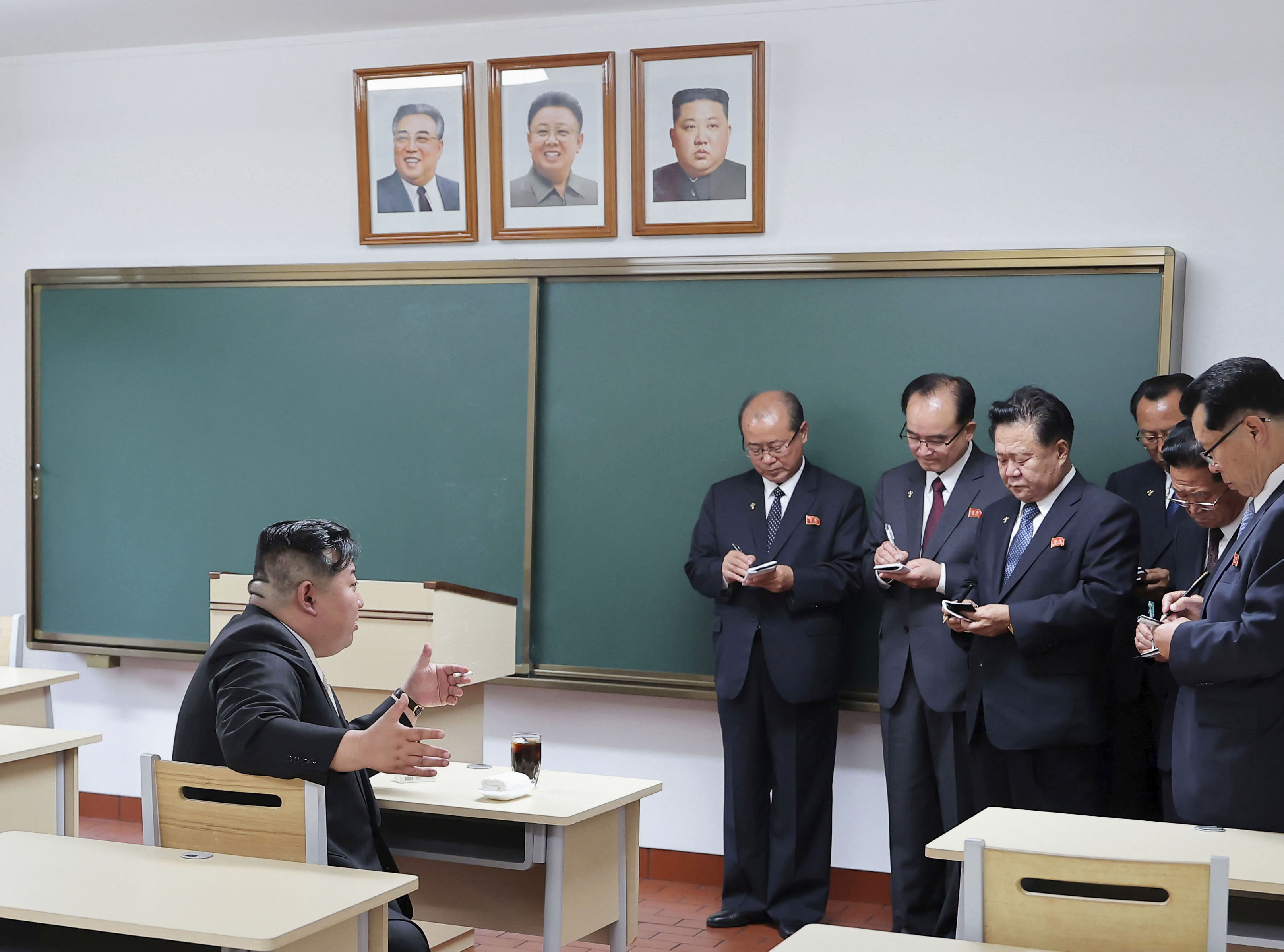 金正恩氏の肖像画、故金日成主席と故金正日総書記と並べて党施設で掲示