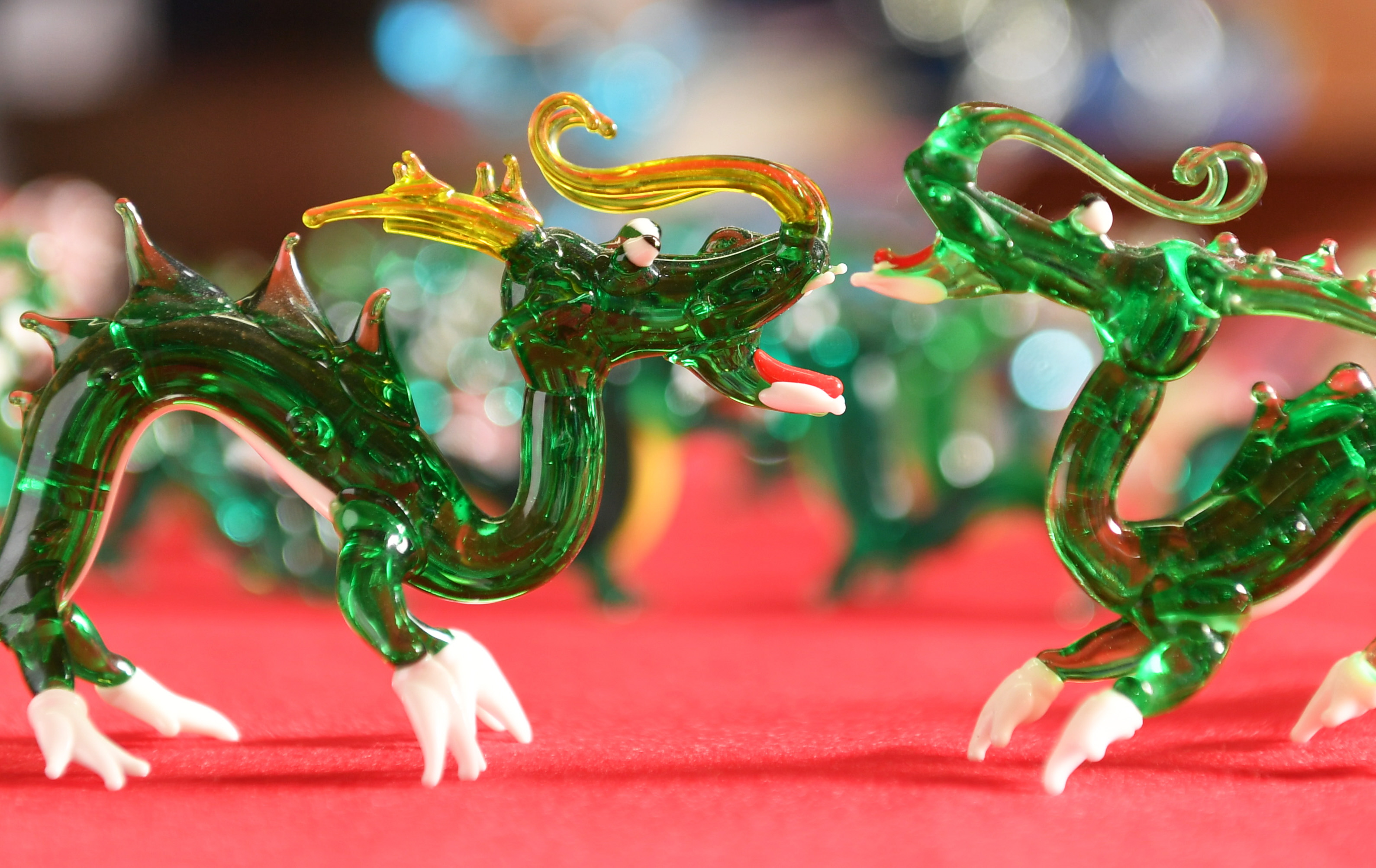 躍動する竜、新年の出番待つ 干支ガラス細工の製作ピーク - 産経ニュース