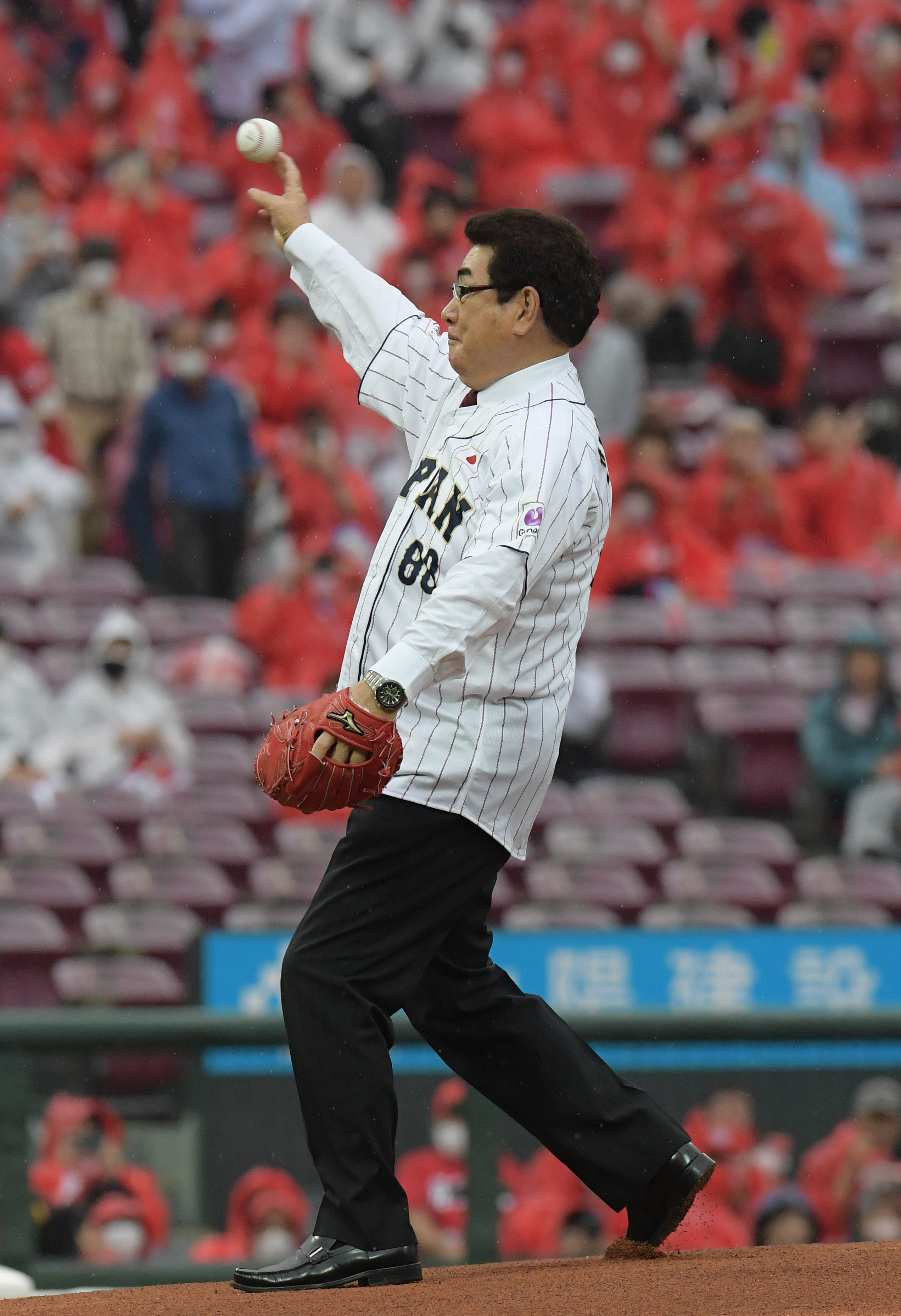 ミスター赤ヘル〟山本浩二氏が始球式 雨中のマツダでマウンドに登場 