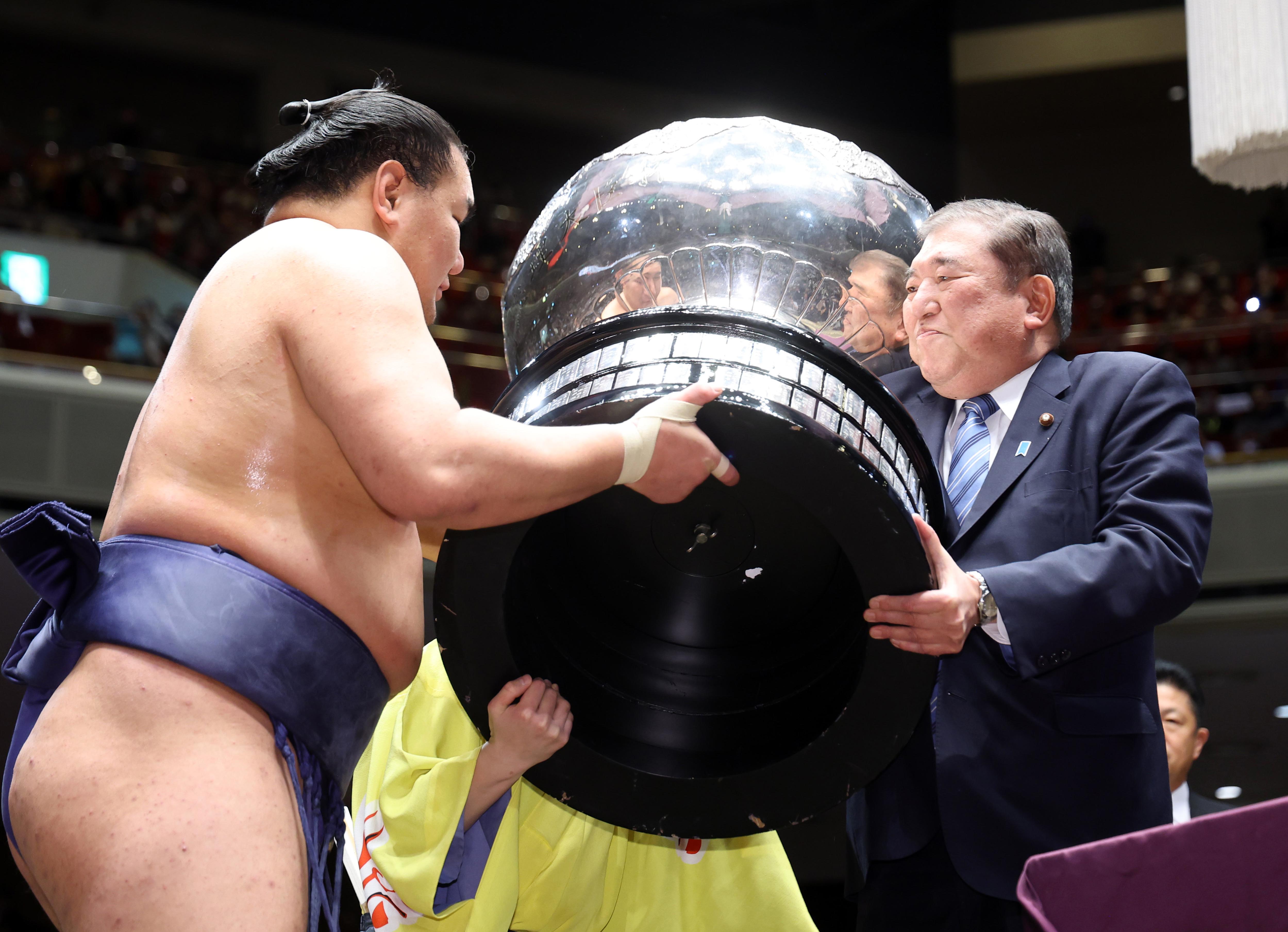 塚ちゃんの生涯一記者】大相撲の女人禁制問題、約50年前は土俵の〝上