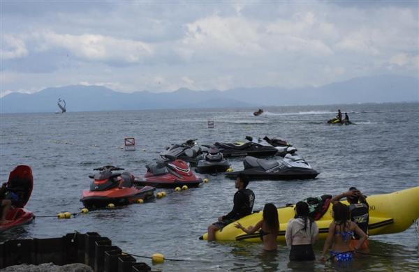 関西の議論】原因は水着ギャルのナンパ！？琵琶湖で多発する水上バイク事故…遊泳場近くを走行、問われるマナー（1/4ページ） - 産経ニュース