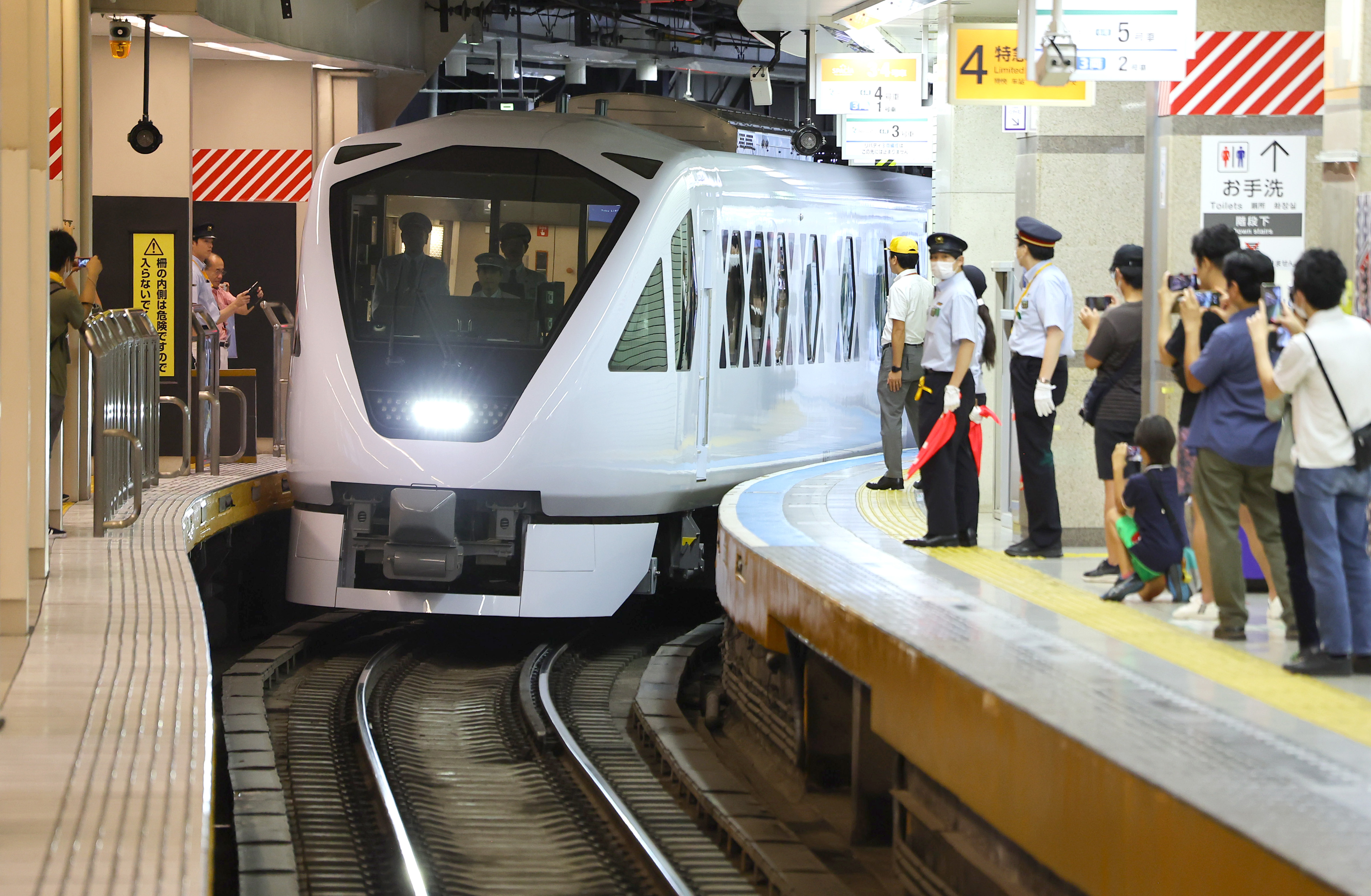 フォト＆動画】「スペーシアＸ」運行開始 東武鉄道、一番列車出発