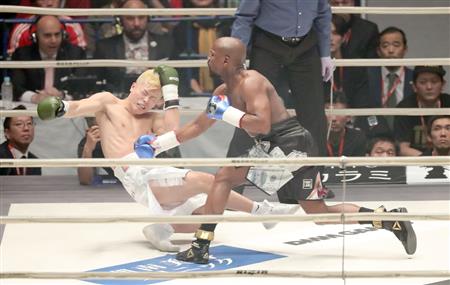 再戦噂のメイウェザーとパッキャオがNBAの試合会場で再会 握手