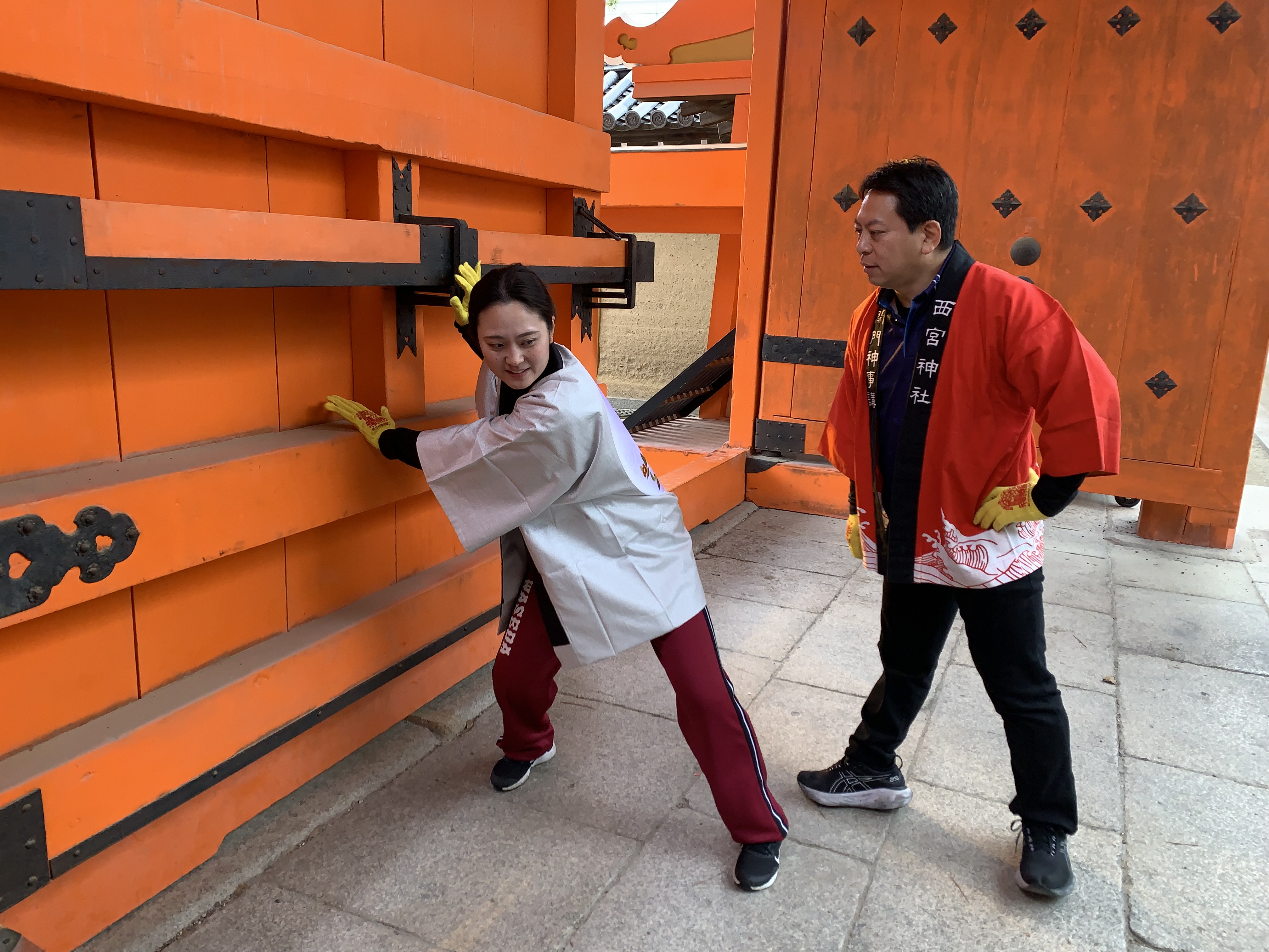 西宮神社「福男選び」開門役 能登半島地震被災者、小町史華さんに