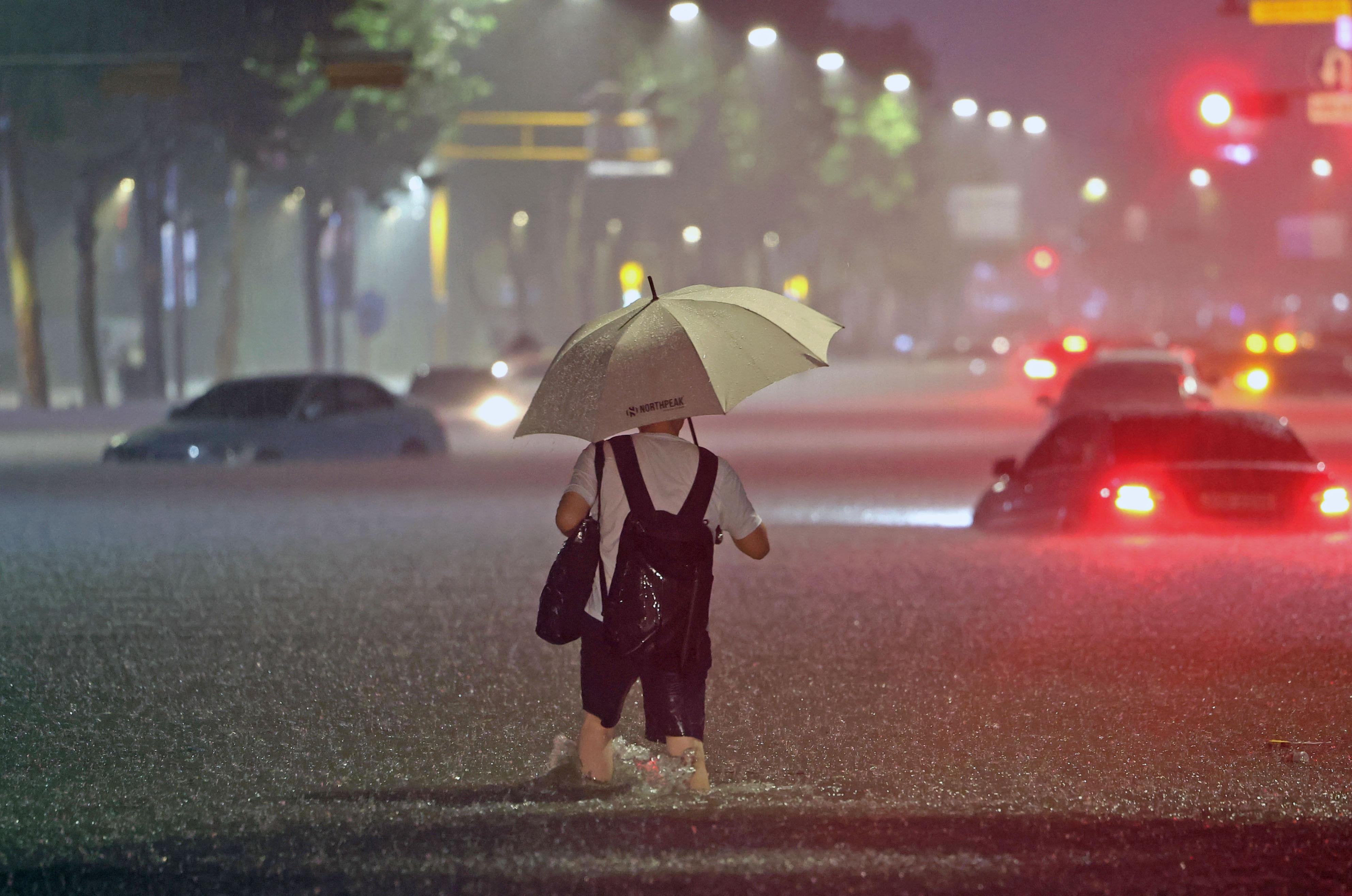 韓国で観測史上最大の集中豪雨 交通網まひ、死者行方不明者も - 産経