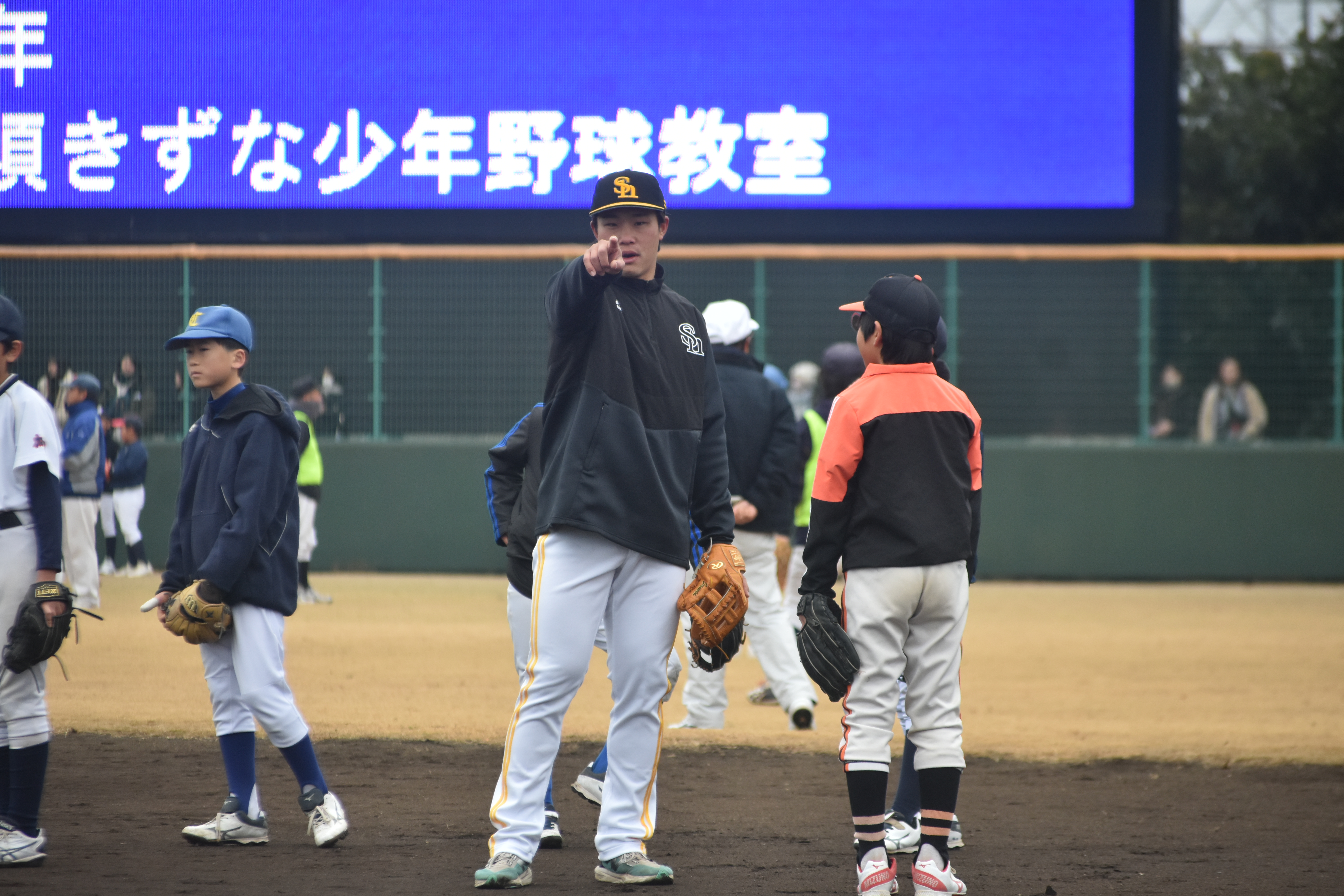 ソフトバンク・井上、先輩の花咲徳栄高OBのプロ野球選手らと野球教室で