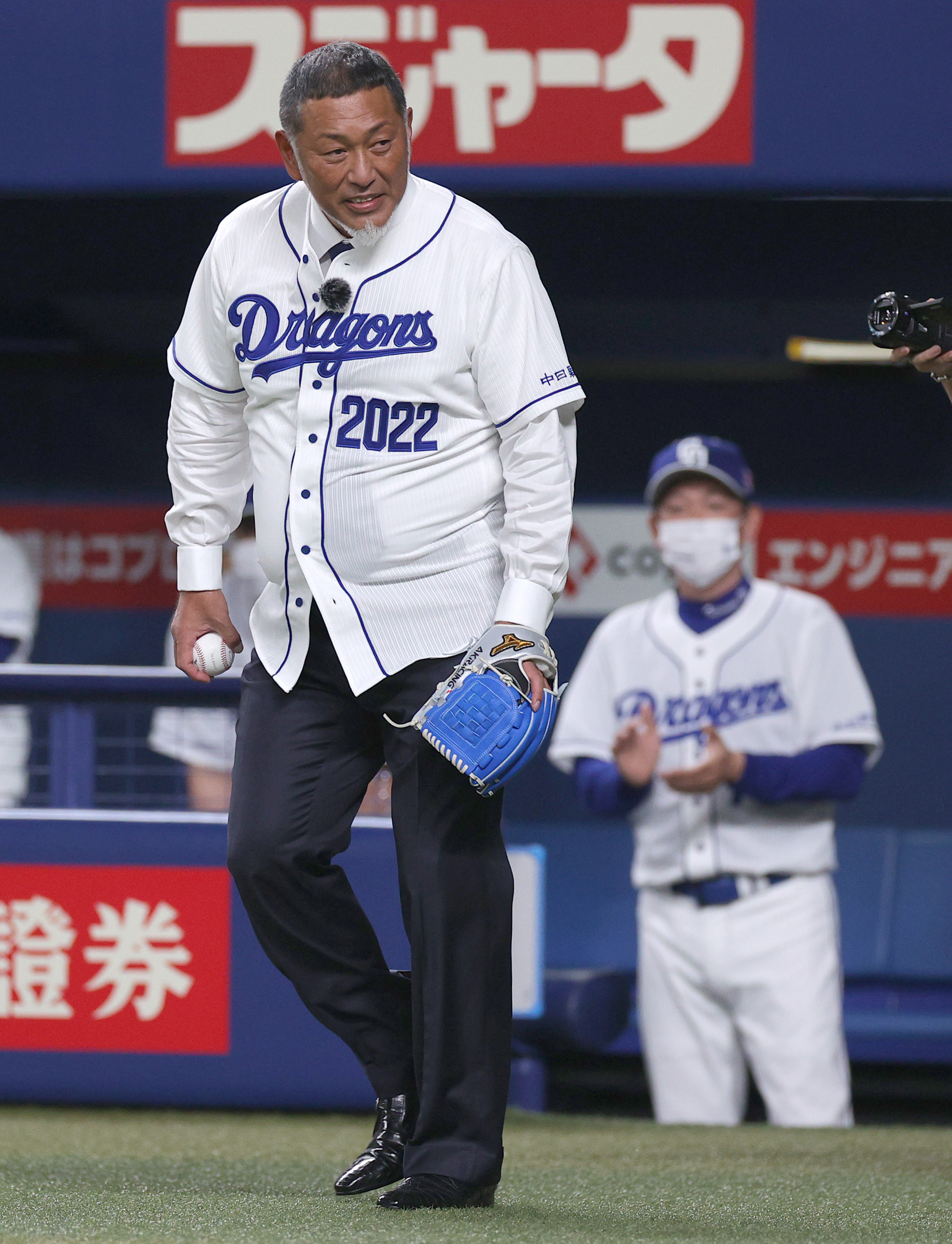 フォト特集】清原和博さん「感動した」 中日ユニホームで始球式 - 産経
