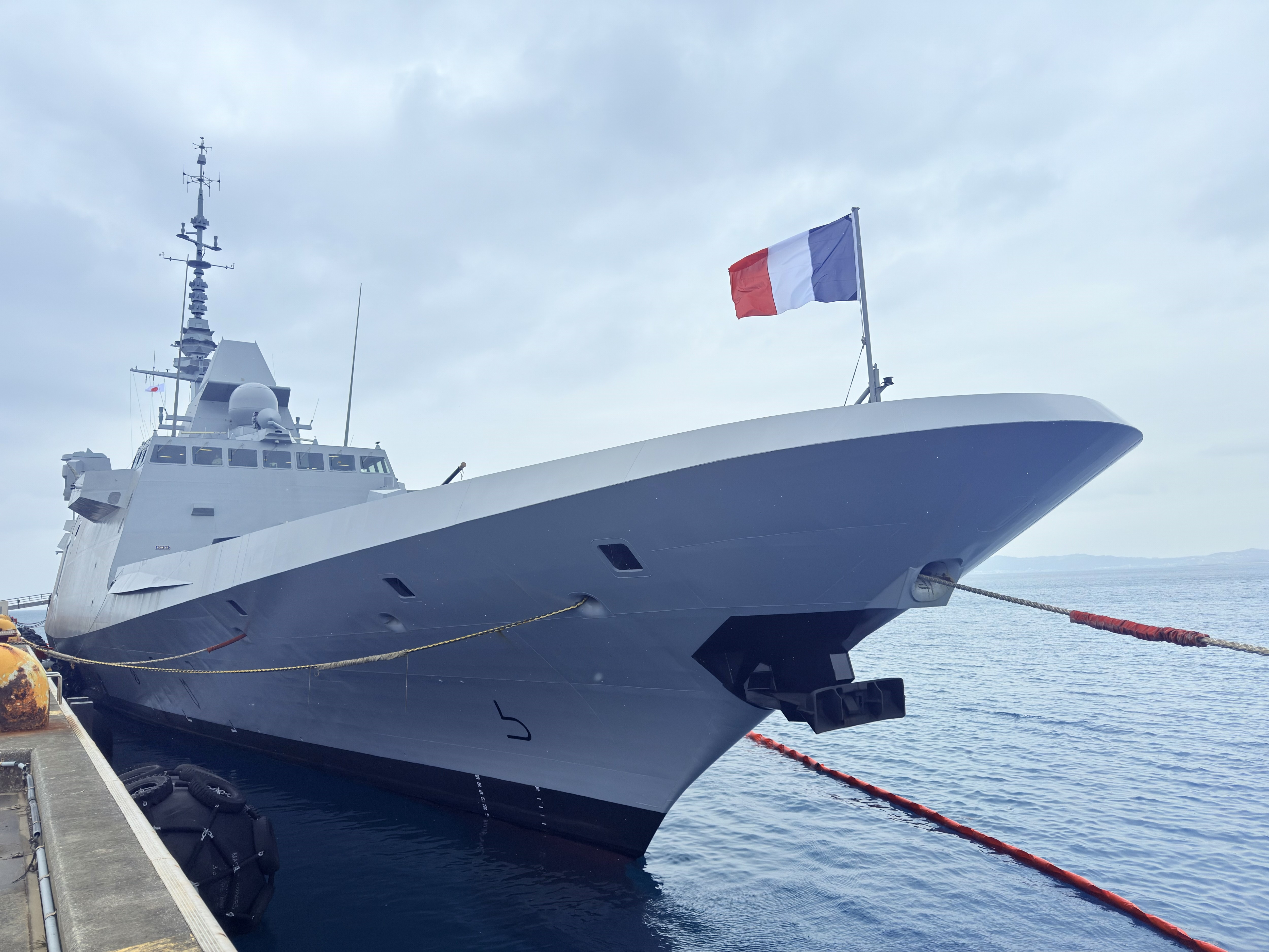 仏のフリゲート艦と補給艦が沖縄寄港「自由な海守る」 3カ国連携強化