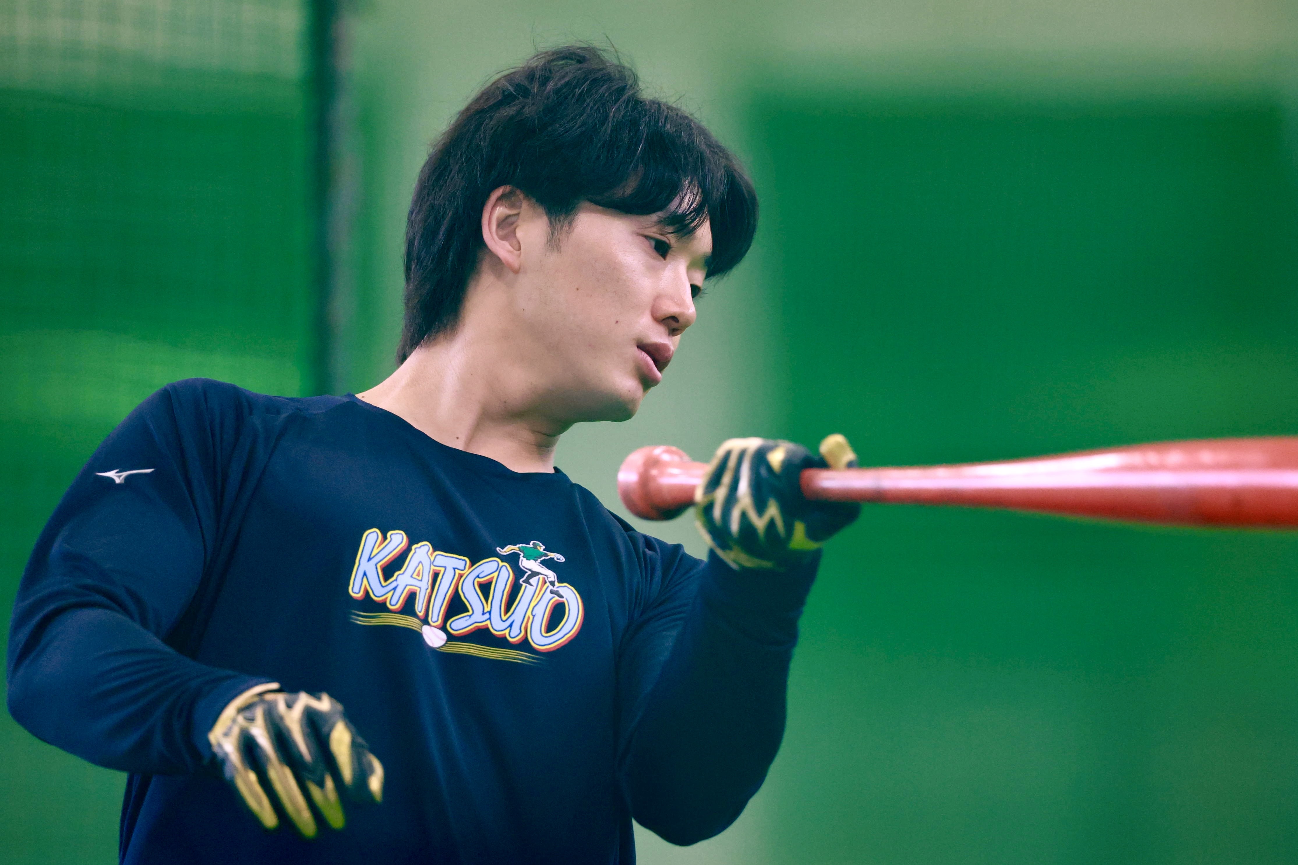 キャンプ日記】ヤクルト・長岡秀樹が「KATSUO」Tシャツ披露 ミズノ社