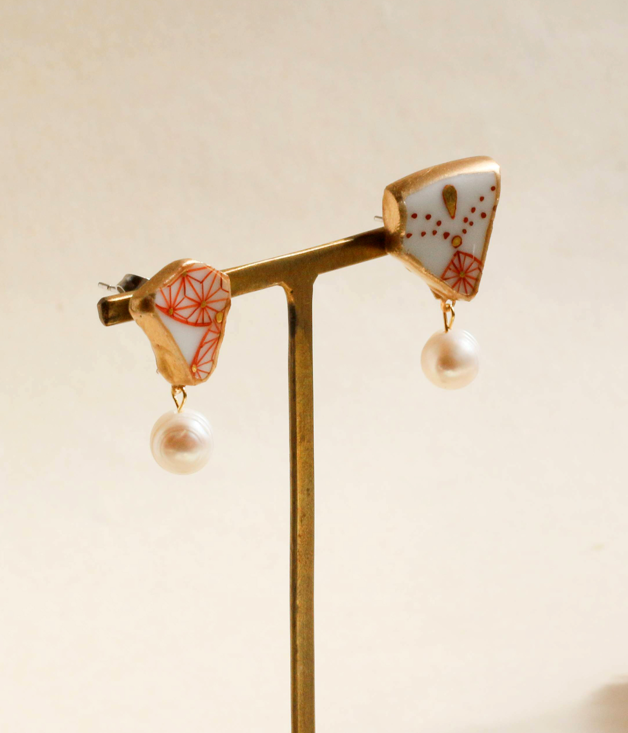 能登半島地震で壊れた陶器をアクセサリーにアップサイクル