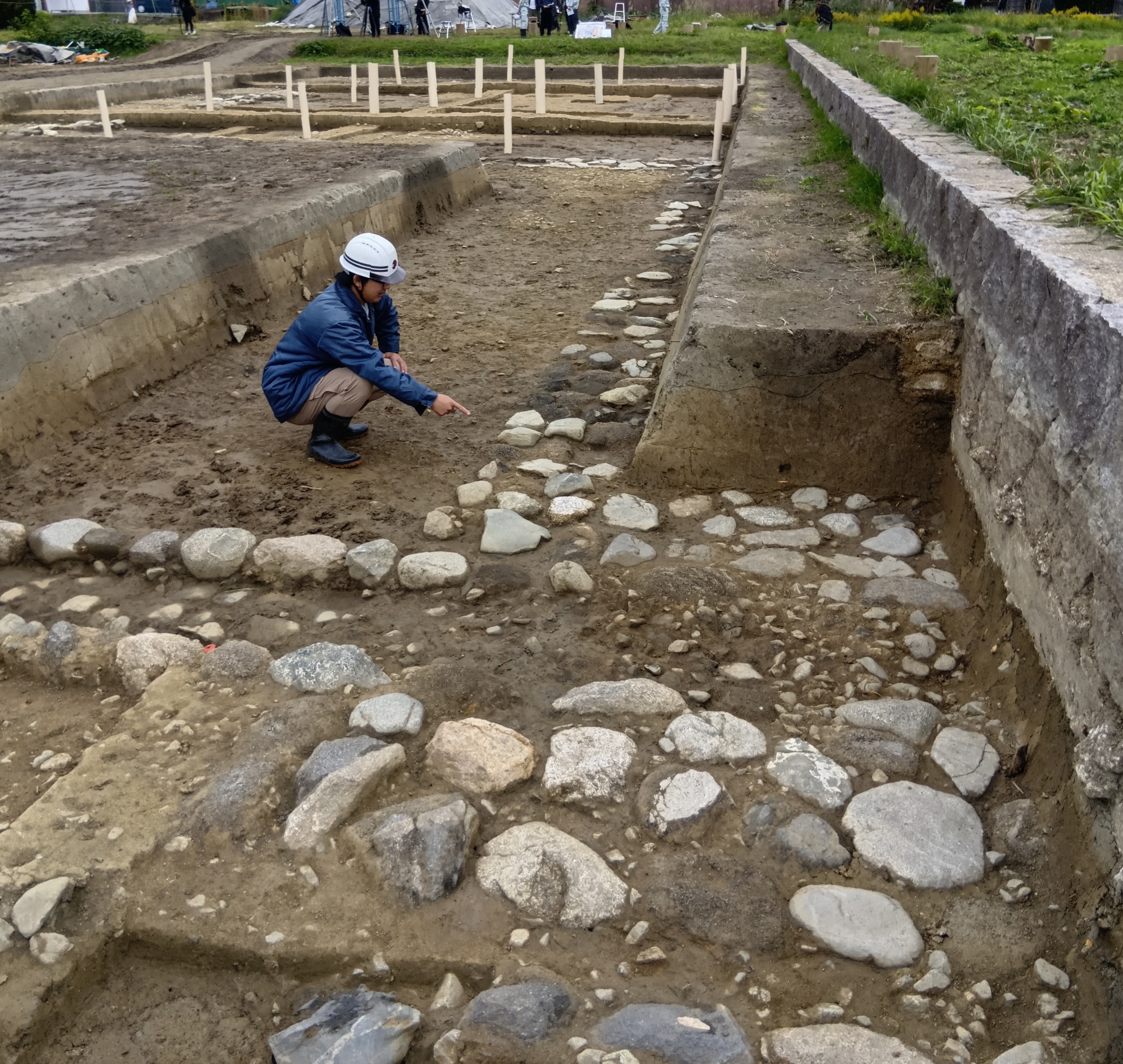 飛鳥の土は怖い」調査員の敬意と畏怖 再発掘でも新発見、宮殿は掘れば