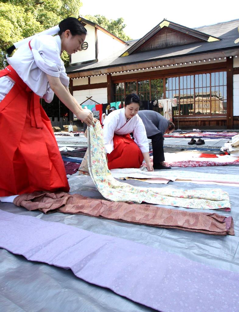 播磨国総社で「三ツ山大祭」に使う小袖の陰干し 兵庫・姫路 - 産経ニュース