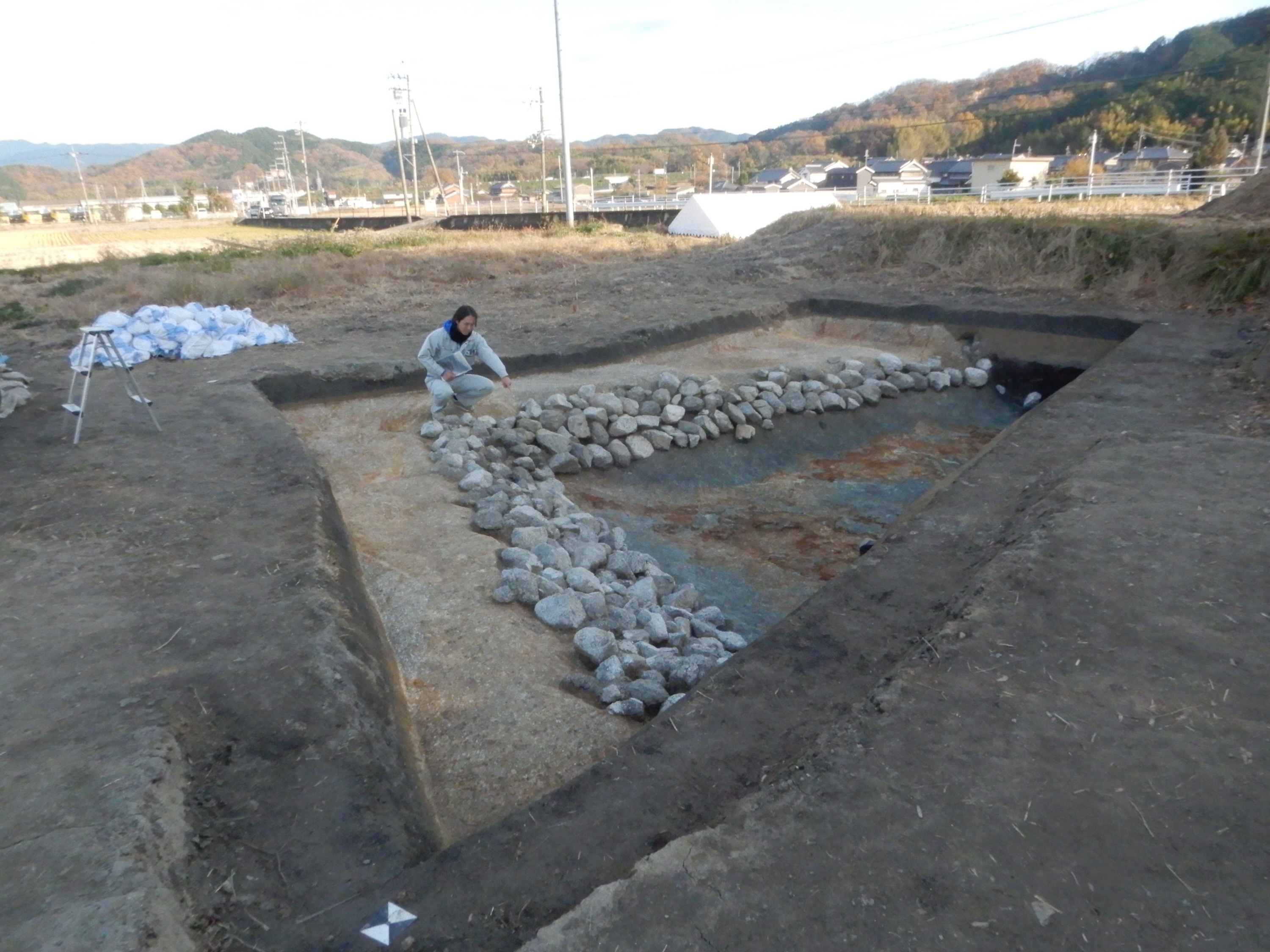 ネコ塚古墳」の外堤出土、規模探る貴重な資料 12月14日に奈良・御所で