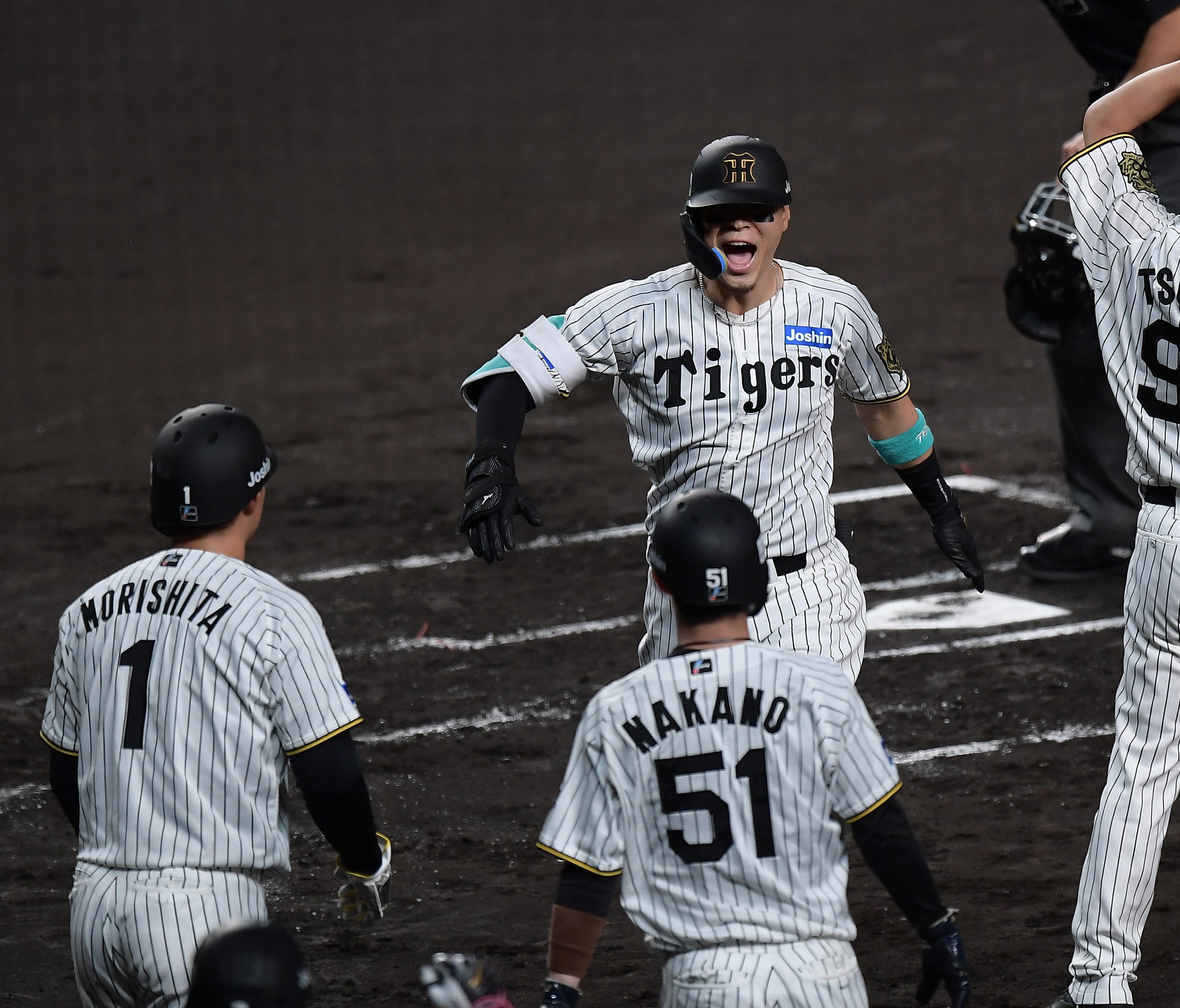 阪神、佐藤輝明の豪快バックスクリーン弾で3点先制！難敵ケイの初球