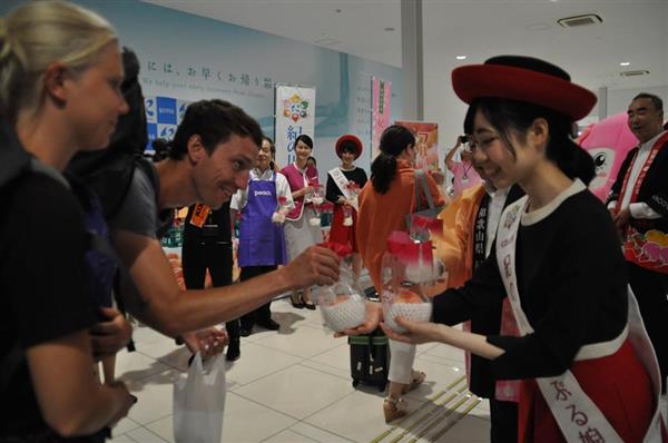 ピーチがピーチをサプライズプレゼント 関空で 紀の里白鳳 約６００個 産経ニュース