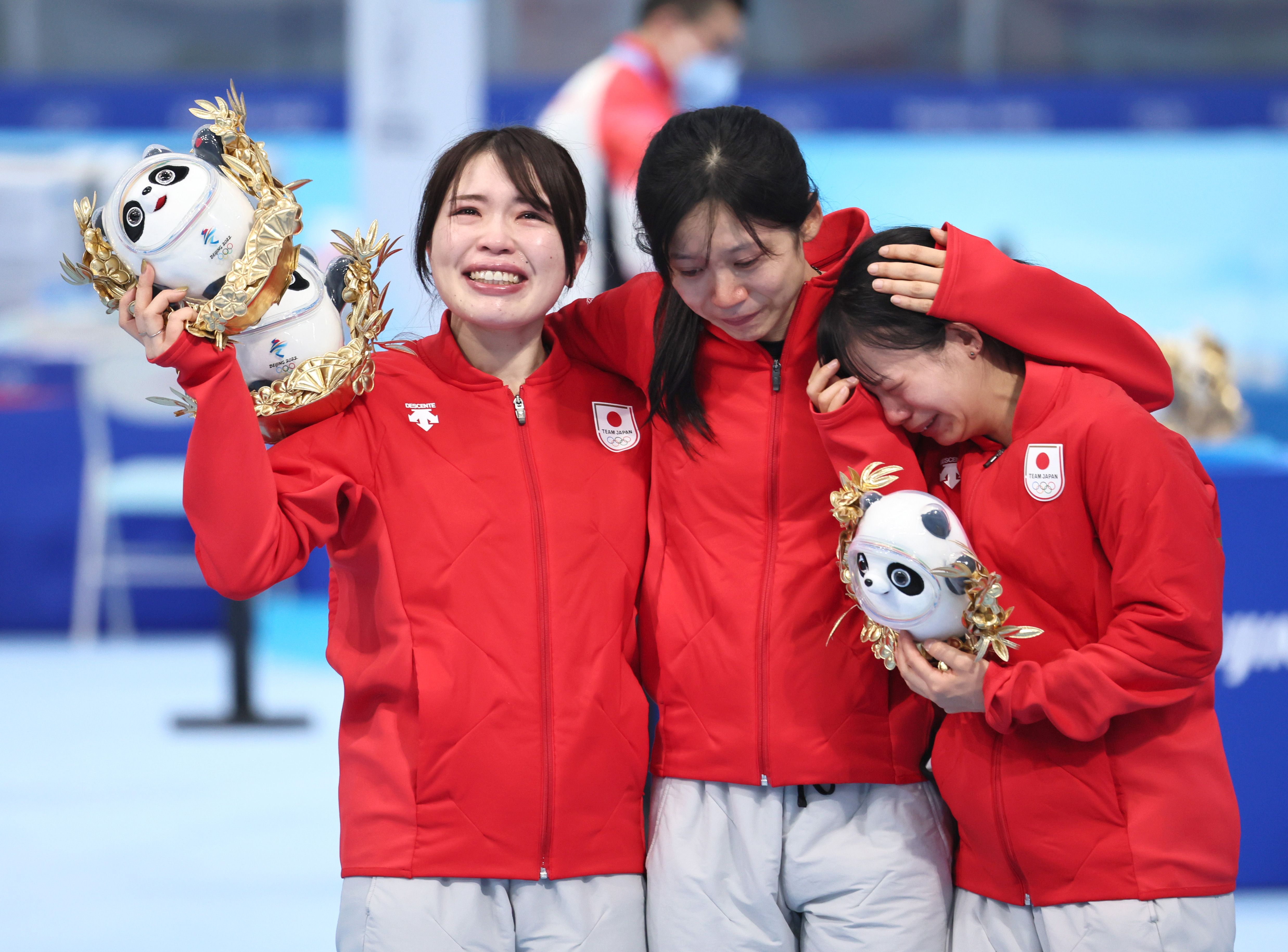 女子パシュートで波乱 涙する高木姉妹に おねえさん泣かないで 美帆が千で金とって姉にかけてあげる未来予想図 の声 イザ