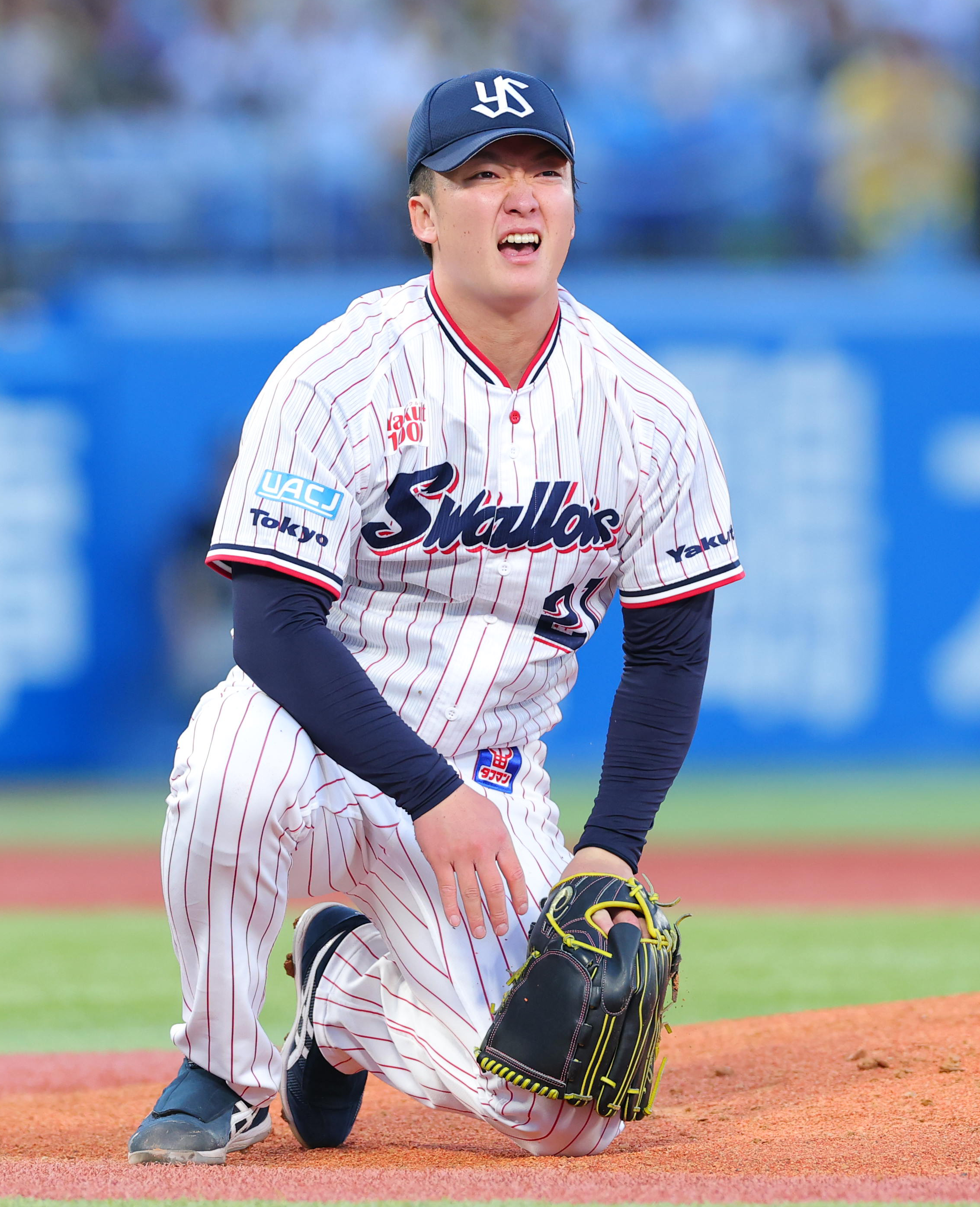ヤクルト・吉村貢司郎、阪神・佐藤輝明の173.5キロの打球直撃で緊急