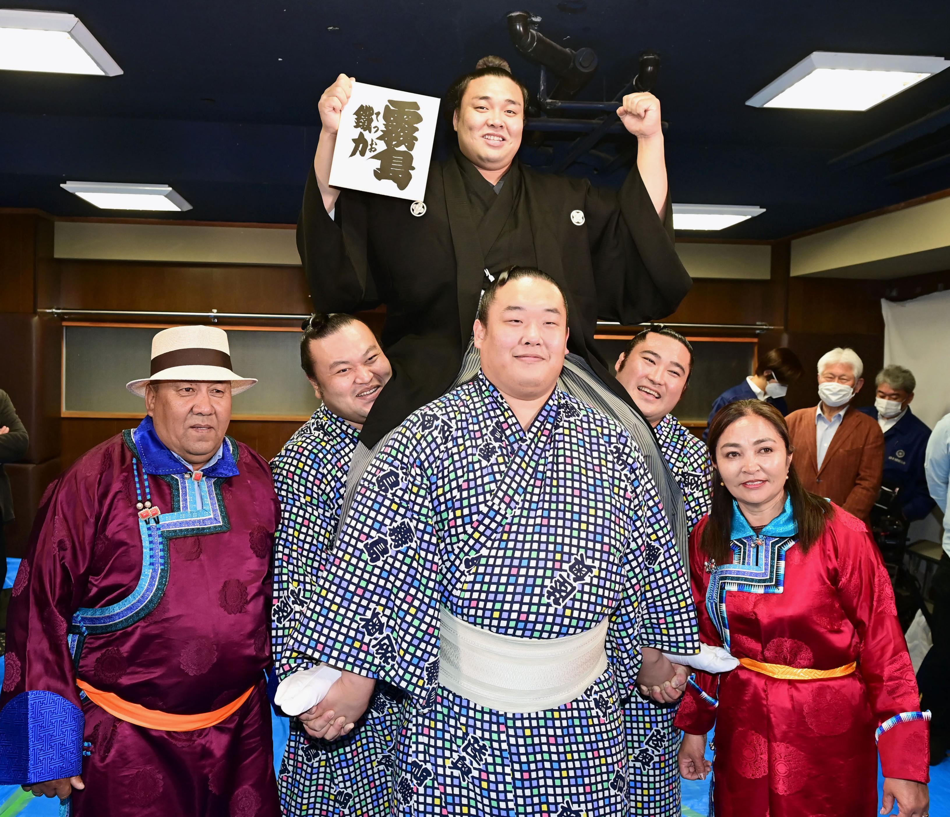 ⁠【非売品】大相撲 陸奥部屋 霧島大関昇進祝い 枡 鶴竜・霧島 直筆サイン入り 鶴竜親方「有言実行だ」新大関誕生に感慨深げ 「霧島」には「呼び