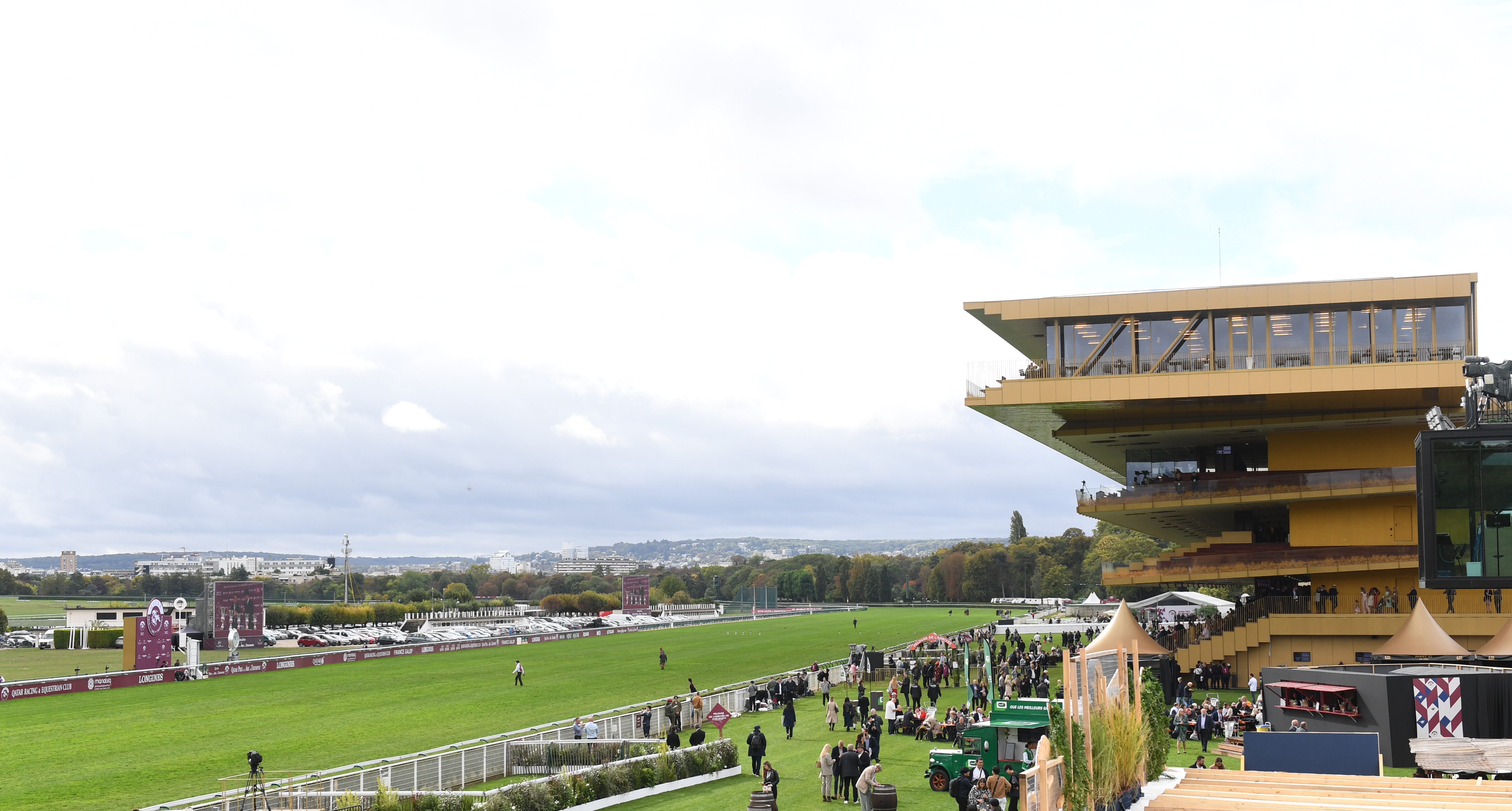 東京競馬場で凱旋門賞のパブリックビューイングを実施！ 先着5000人に
