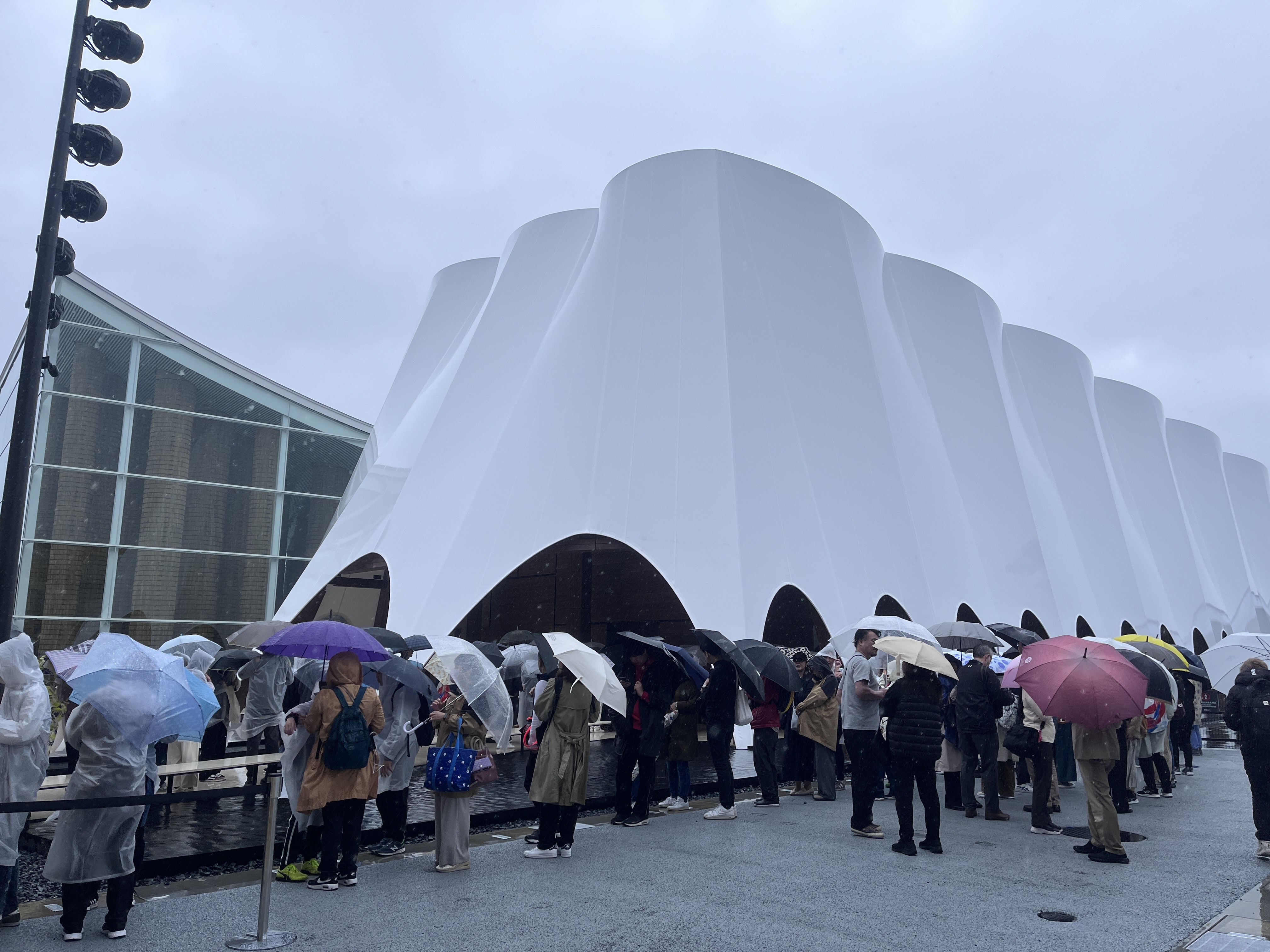 混雑で一時入館受け付け中止の万博パビリオンも カフェやフード