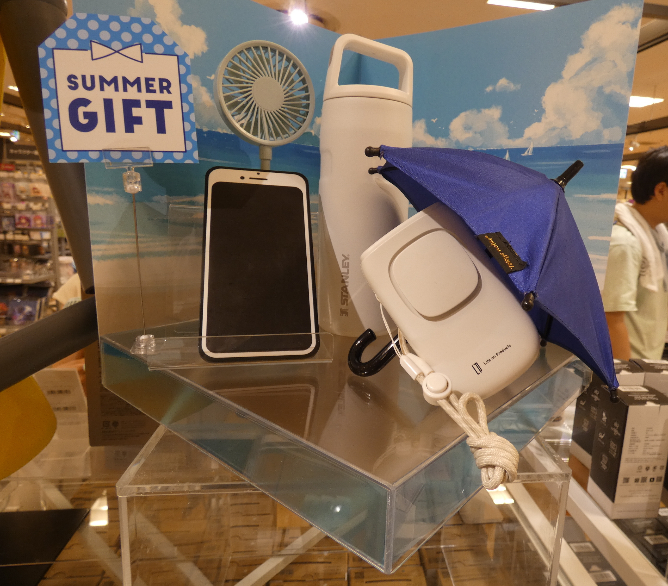 冷感スプレー、手持ち型扇風機、晴雨兼用の傘…はや猛暑、熱中症