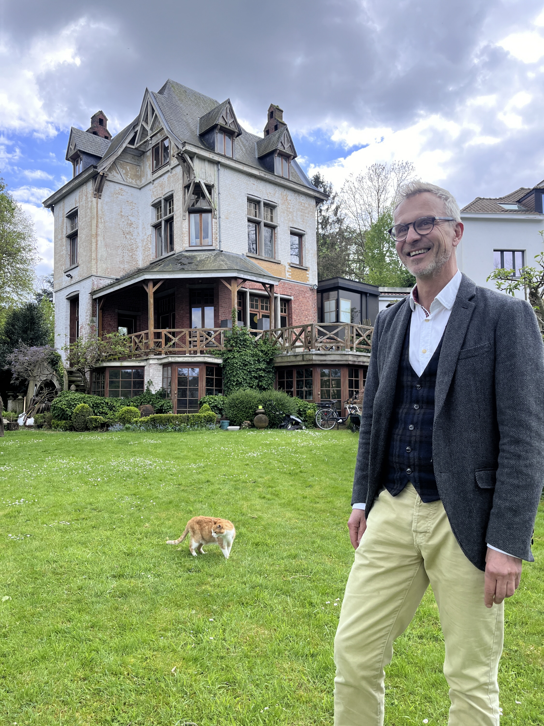 絵を描くことが好きだった少年時代、疎開していた美しい湖のほとりで