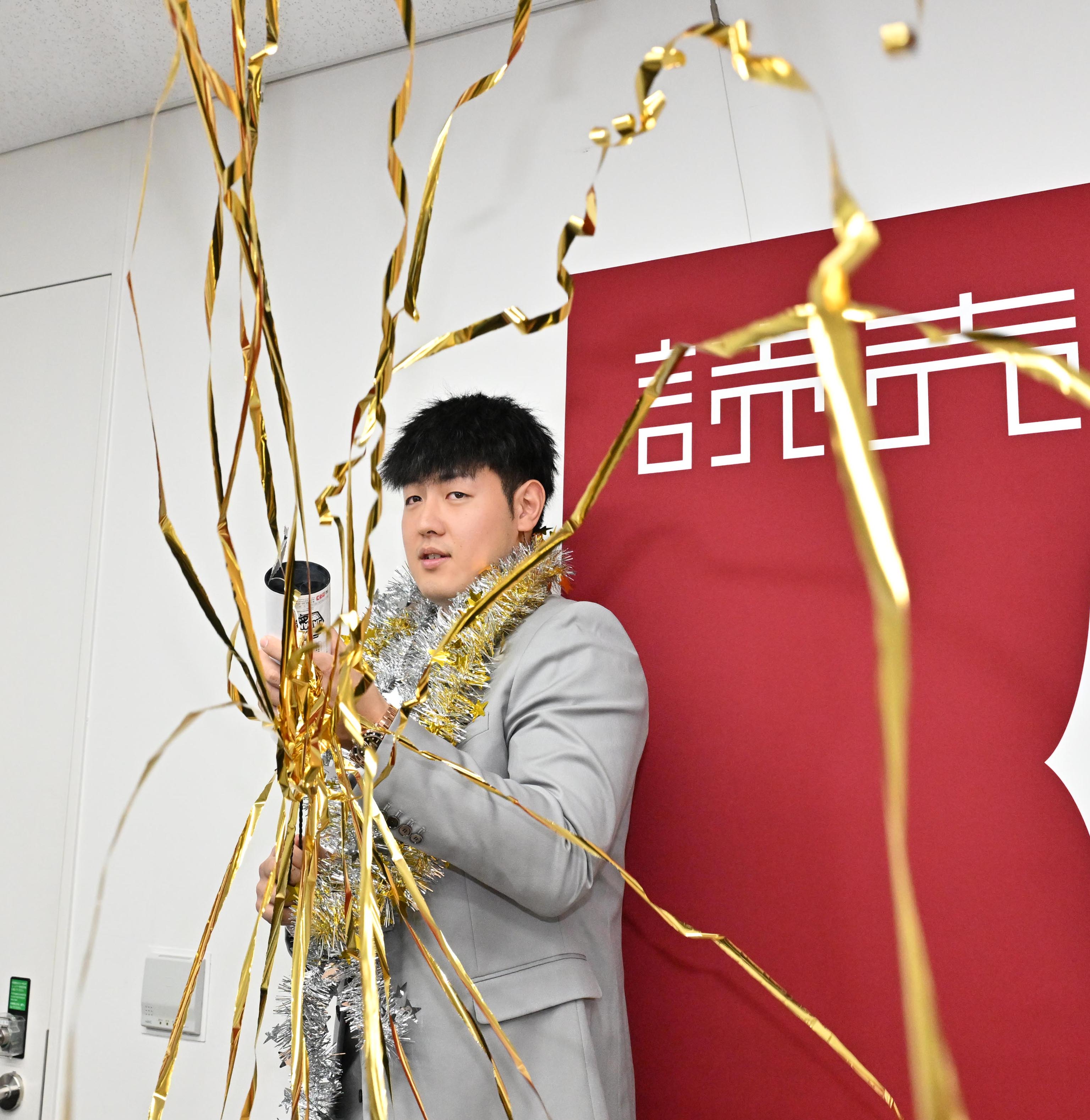 巨人・岡本和真、球団トップとなる年俸5.4億円でサイン「優勝できて 