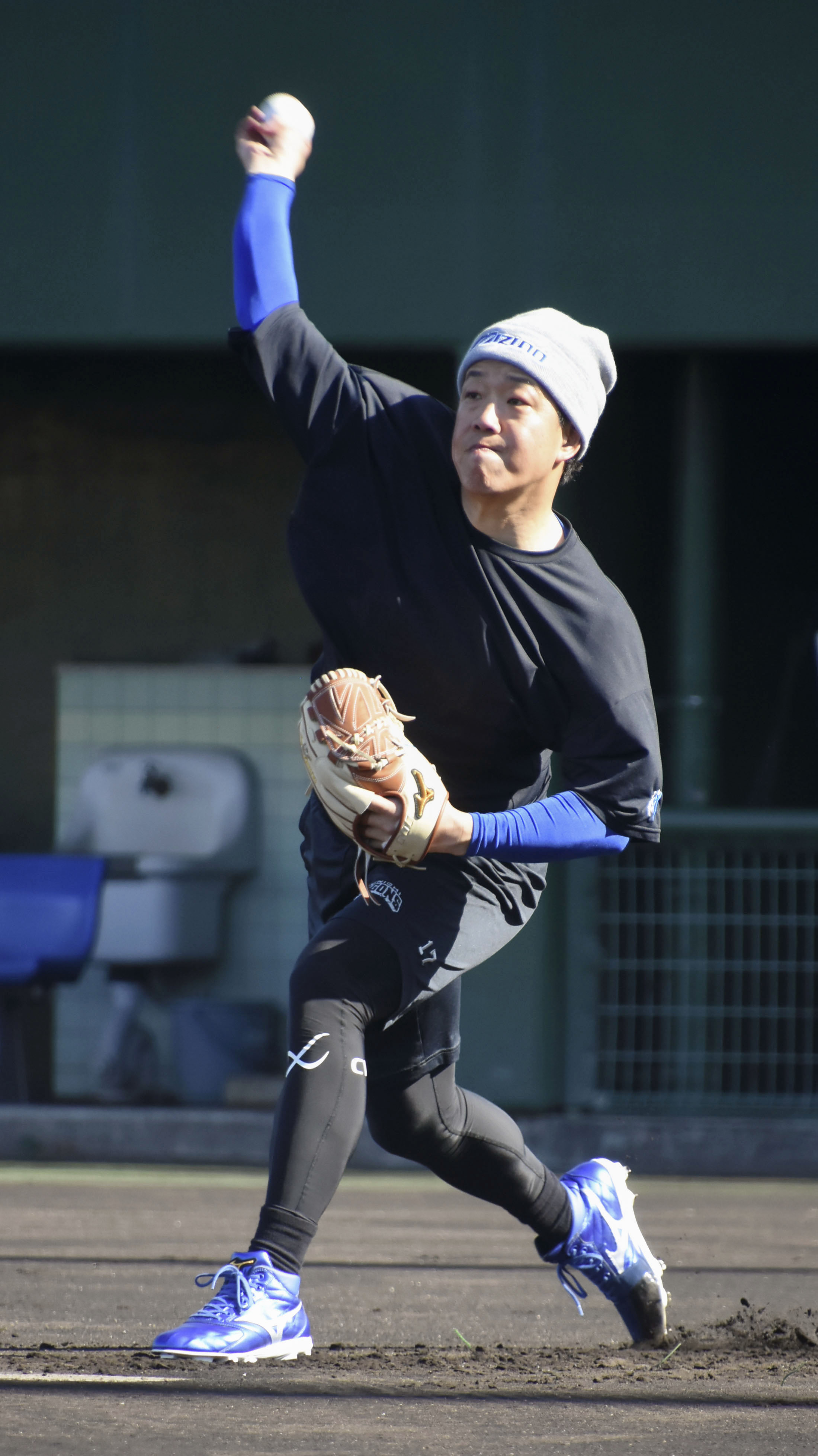 中日ドラゴンズ　柳投手のランニングシューズ 中日・柳裕也、地元で練習公開 10年目へ「1年間けがなく投げたい